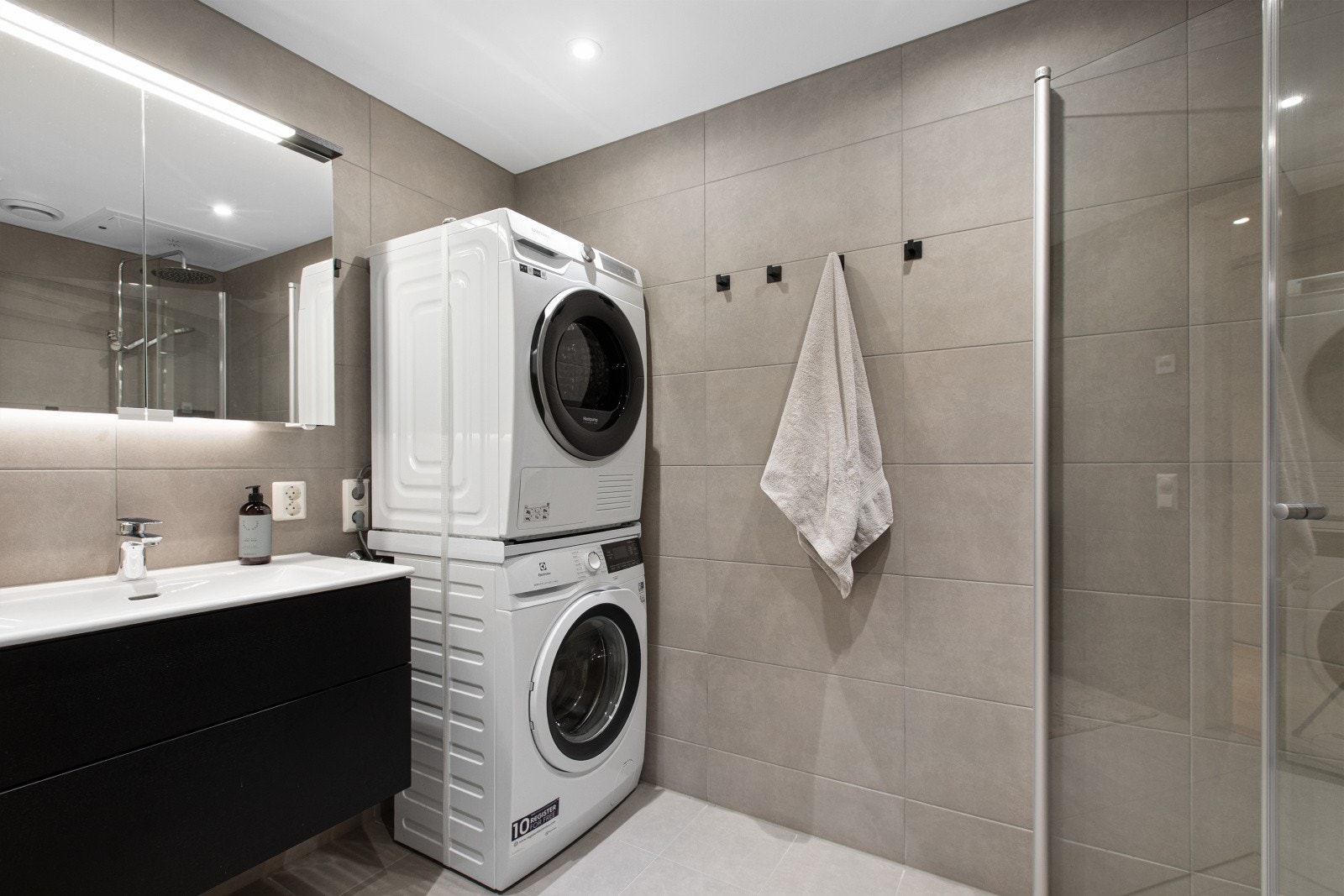 Leiligheten har to flotte, flislagte baderom - perfekt for familien og en ekstra luksus i hverdagen. Galleribilde