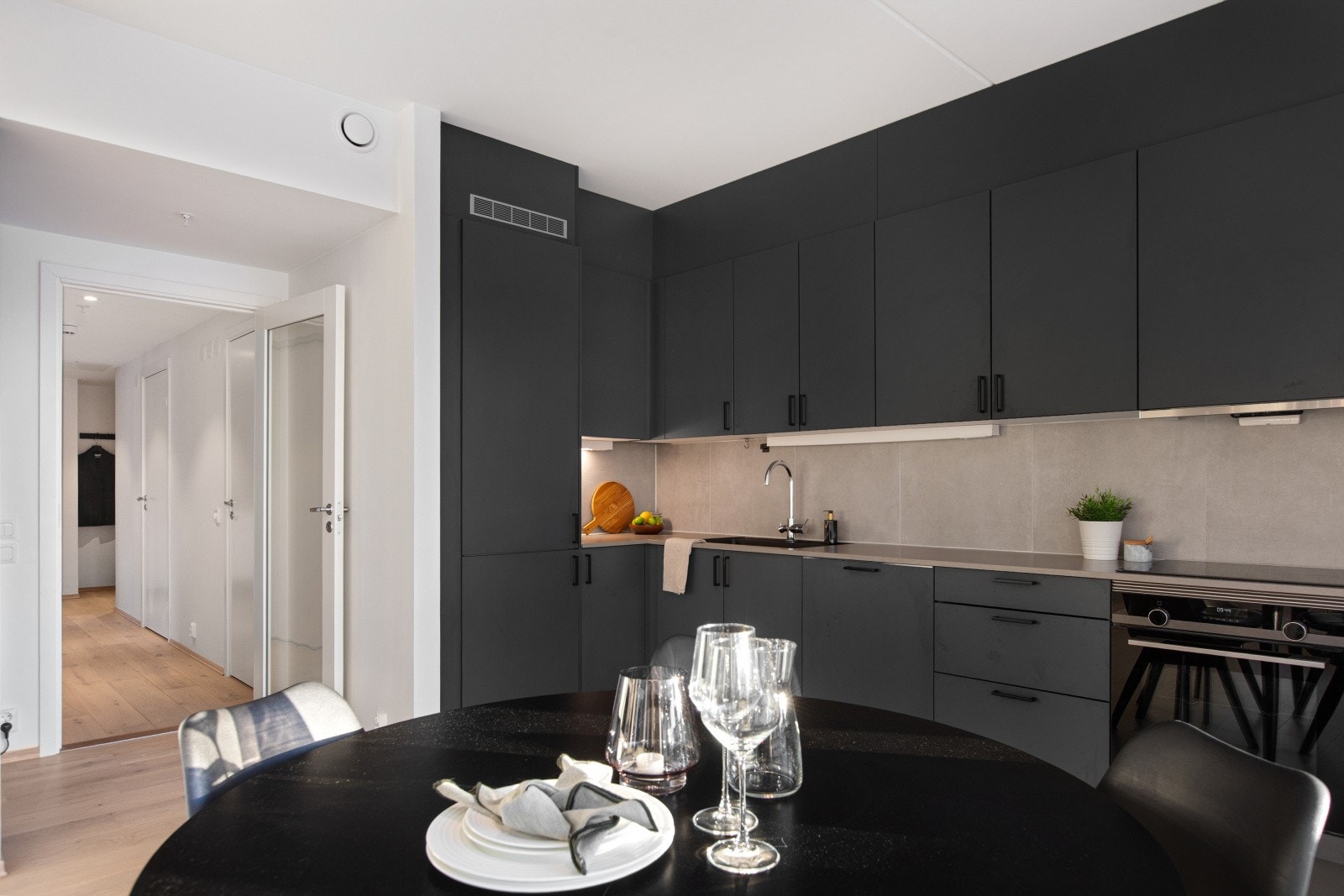 Kjøkkeninnredningen, produsert av Sigdal i byggeåret, har glatte fronter og en slitesterk laminatbenkeplate, kombinert med en elegant komposittoppvaskkum. Galleribilde