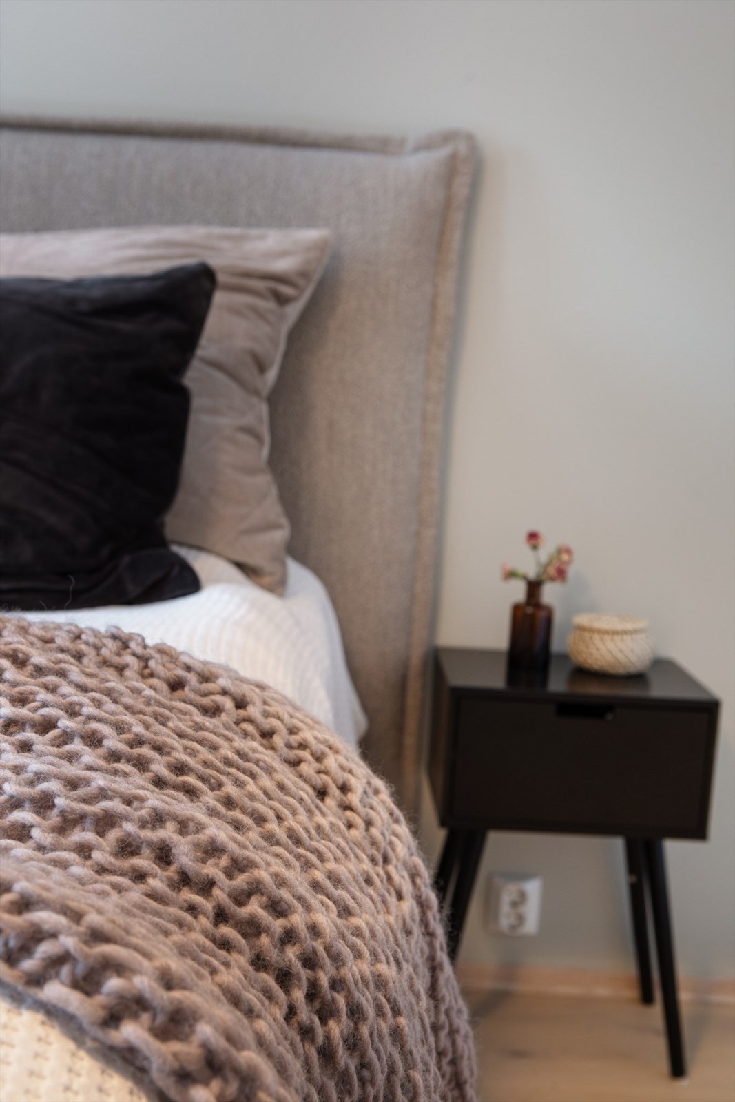 Hovedsoverommet er innredet med dobbeltseng med tilhørende nattbord. Galleribilde