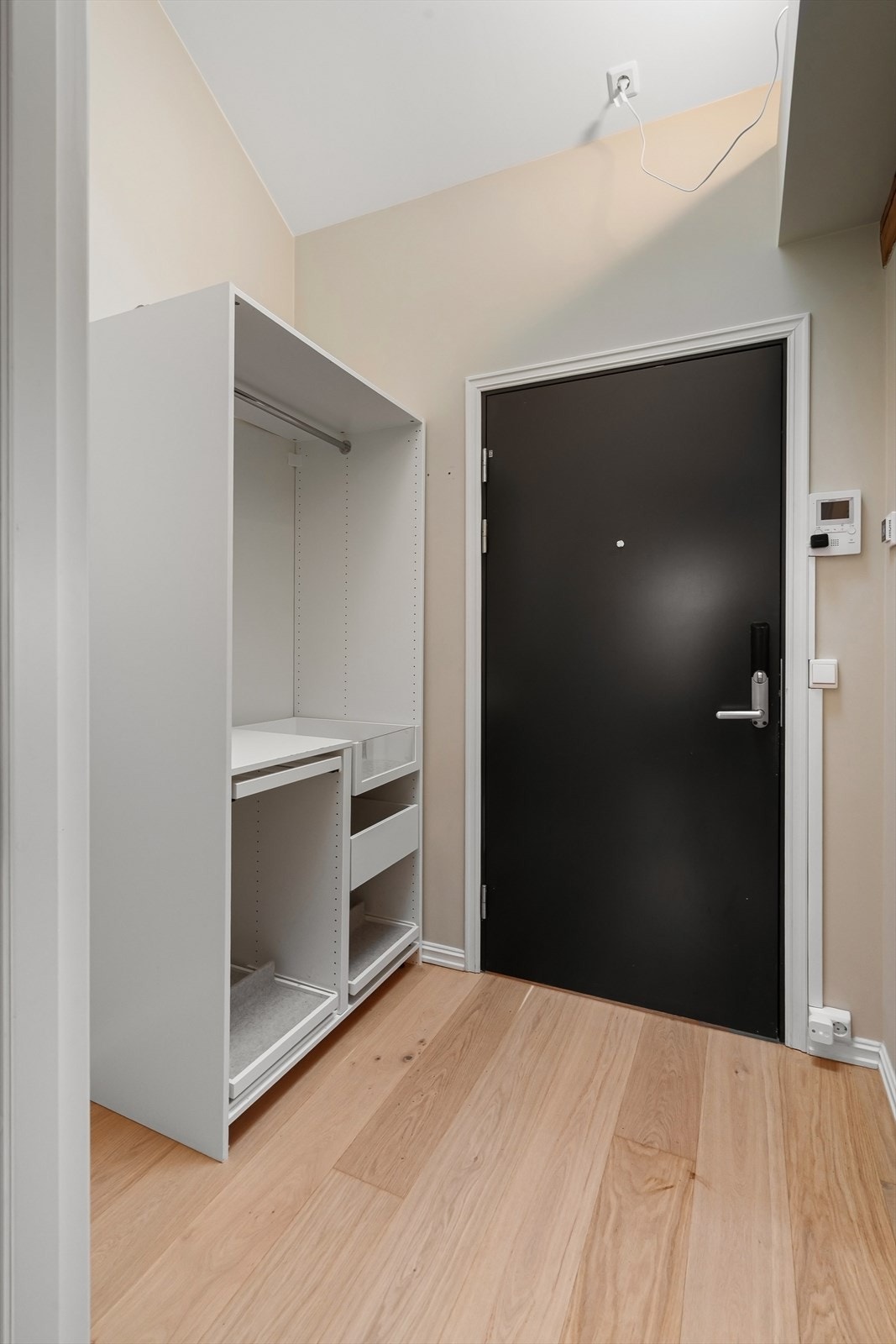 Entré med garderobe og dørcalling med video Galleribilde