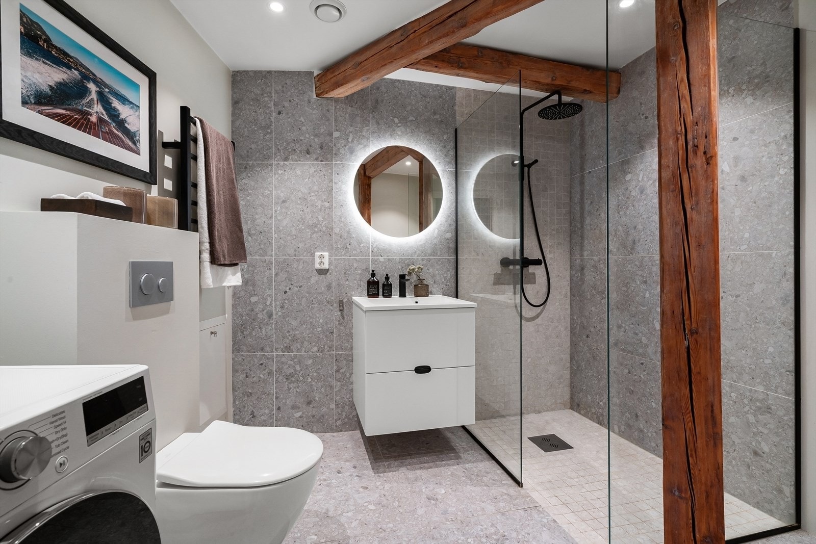 Lekkert baderom av god størrelse med bla. stor dusj, opplegg til vaskemaskin, wc og servant Galleribilde