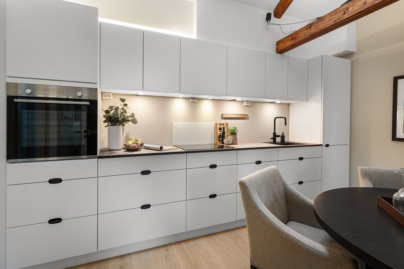 Moderne Kvik kjøkken med integrerte hvitevarer og godt med skapplass Galleribilde