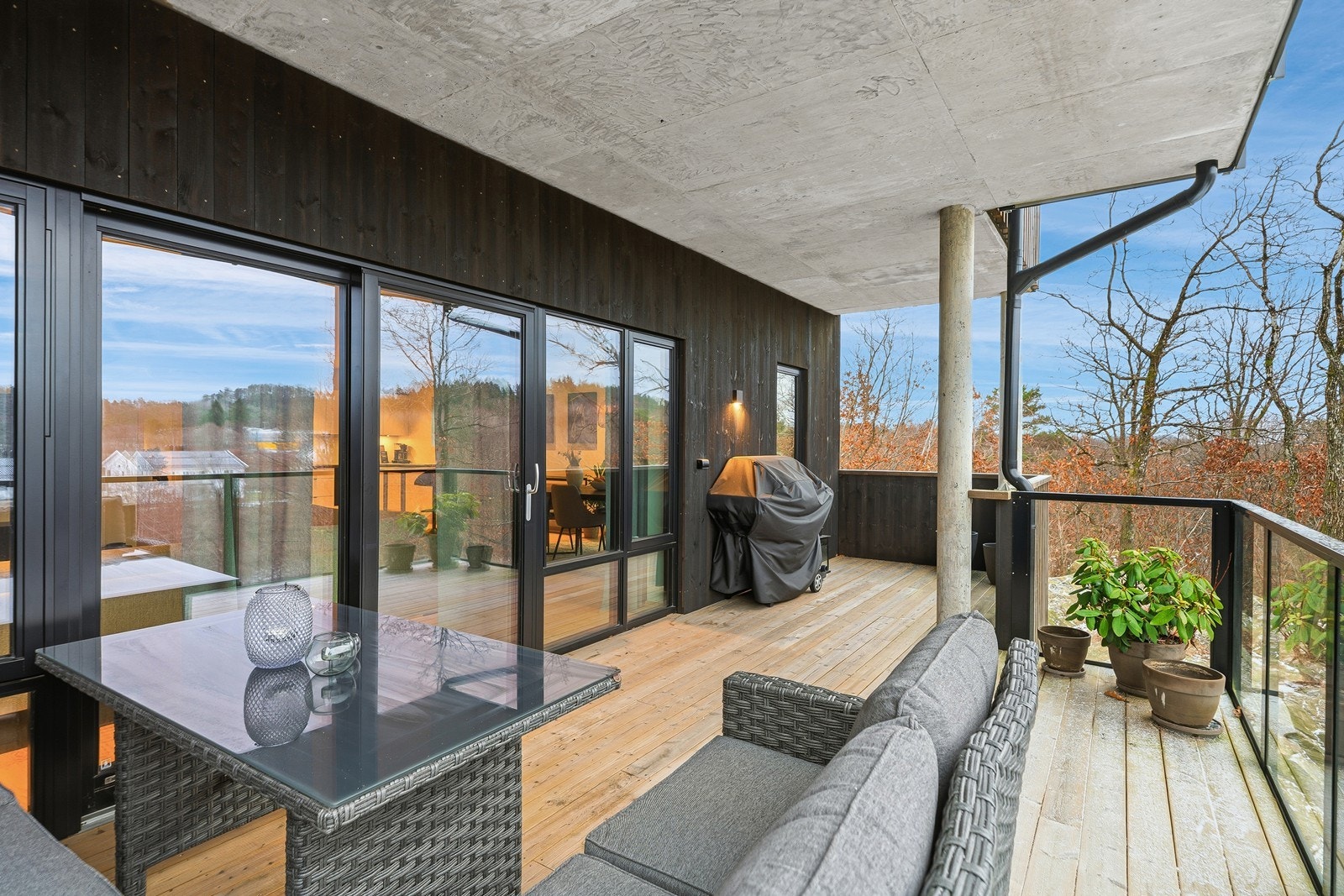 Strøken 3-roms leilighet - Solrik balkong med utsikt, ingen innsyn og p-plass med elbillader Galleribilde