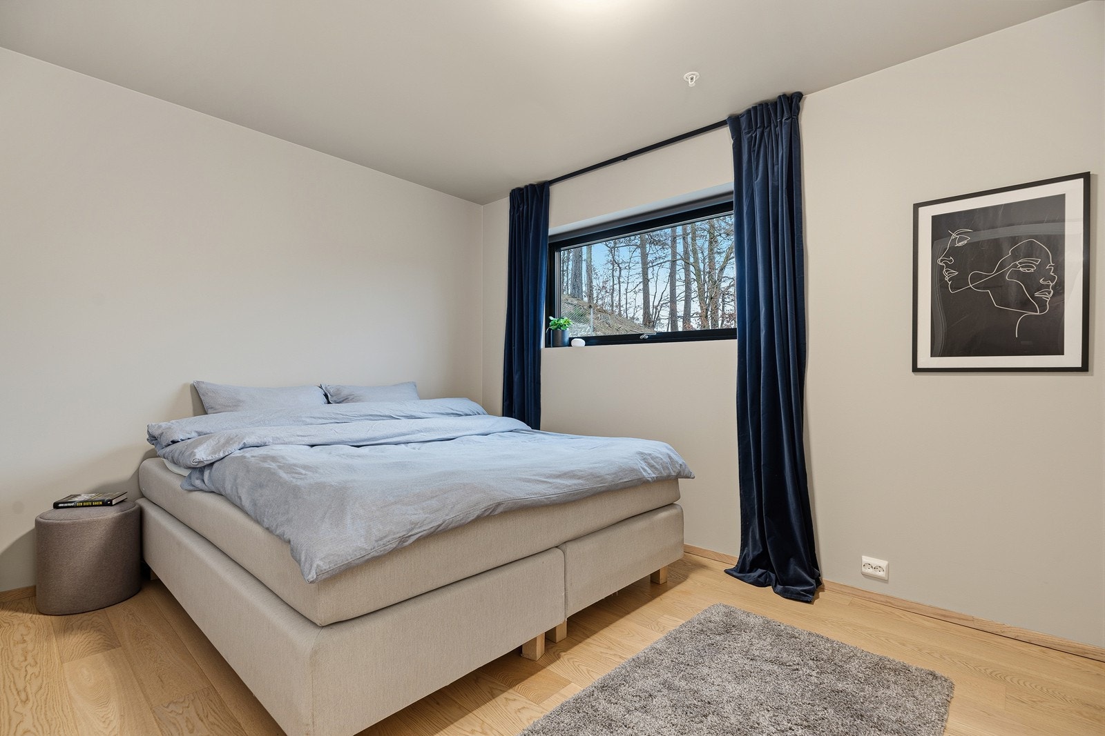 Boligens hovedsoverom er av god størrelse med god plass til dobbeltseng og annet møblement. Galleribilde