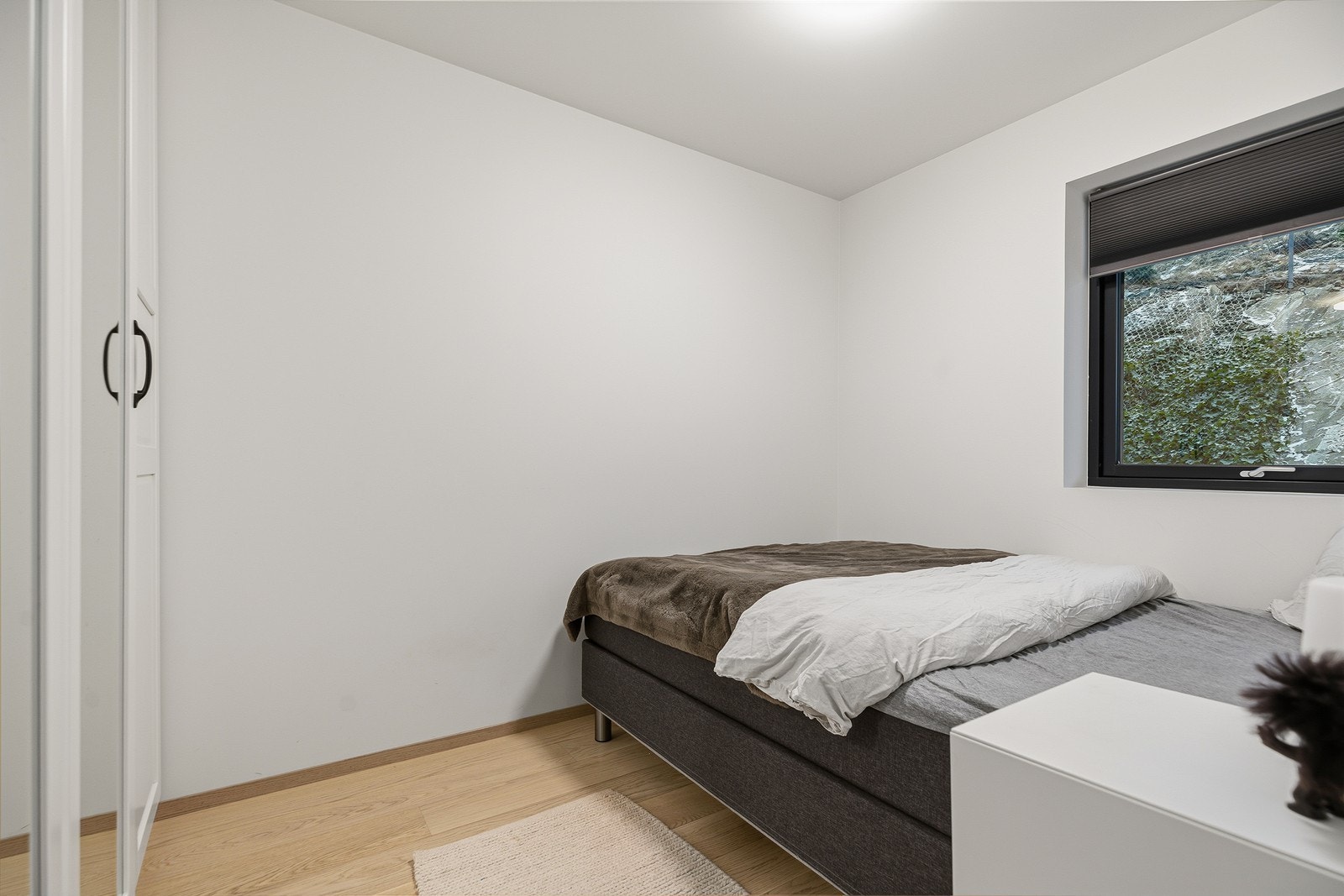 Soverom 2 er også av god størrelse med plass til seng og oppbevaringsmøblement. Galleribilde