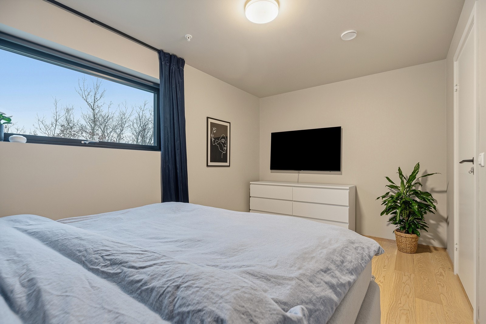 Det er plass til kommode og skap Galleribilde