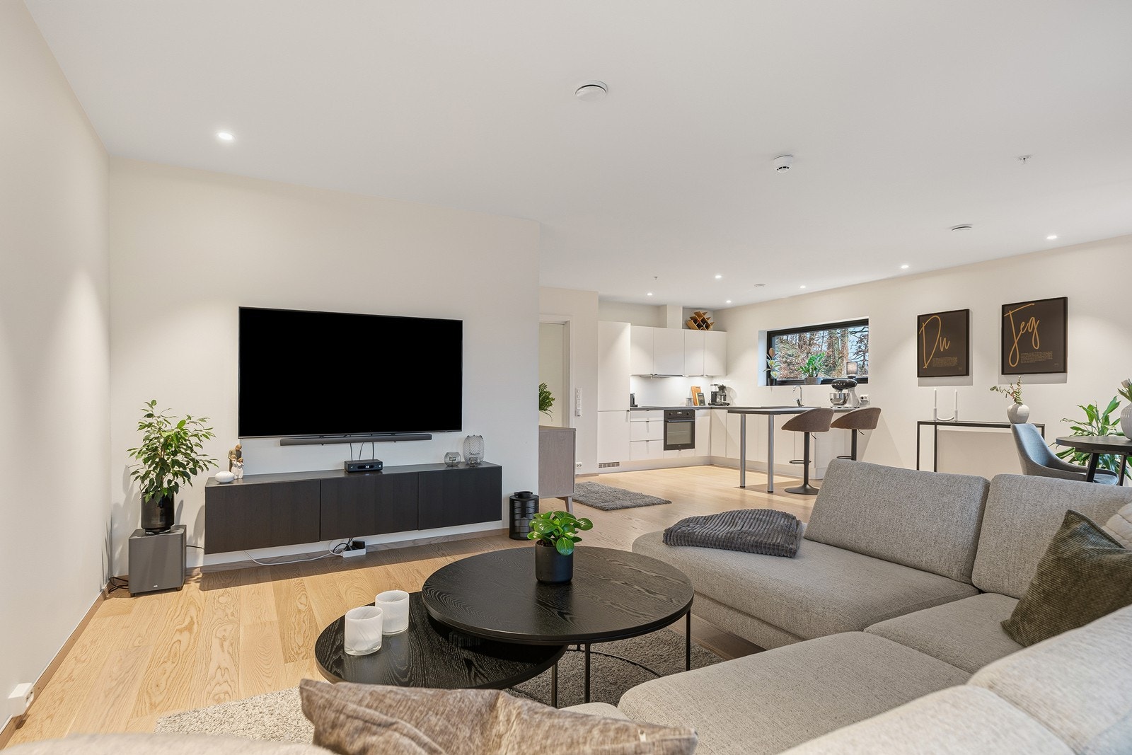 Naturlig TV-krok med god plass til mediemøblement og sofagruppe Galleribilde