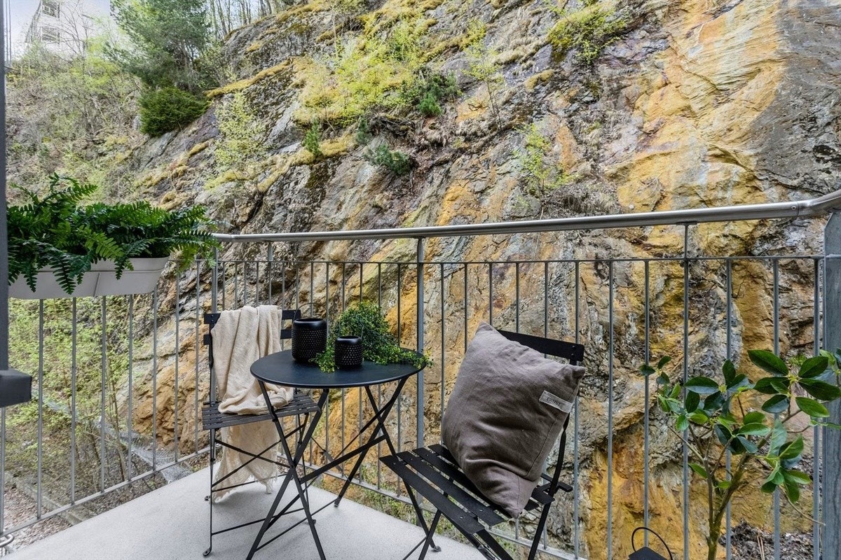 Fra stuen er det adkomst til en sydvendt balkong på ca. 2,8 m². På balkongen er det plass til ønsket utemøblement og det er montert uteplampe. Galleribilde