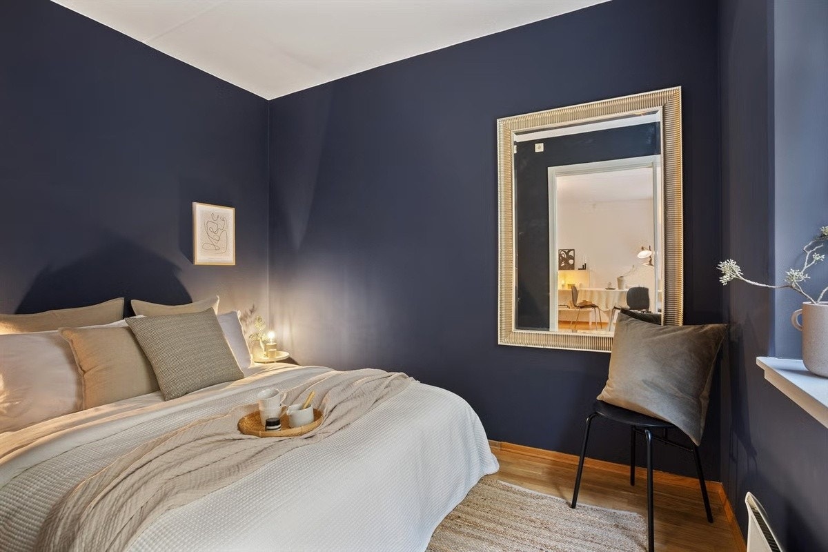 På soverommet er det plass til en dobbeltseng, tilhørende nattbord og annet ønskelig møblement. Galleribilde