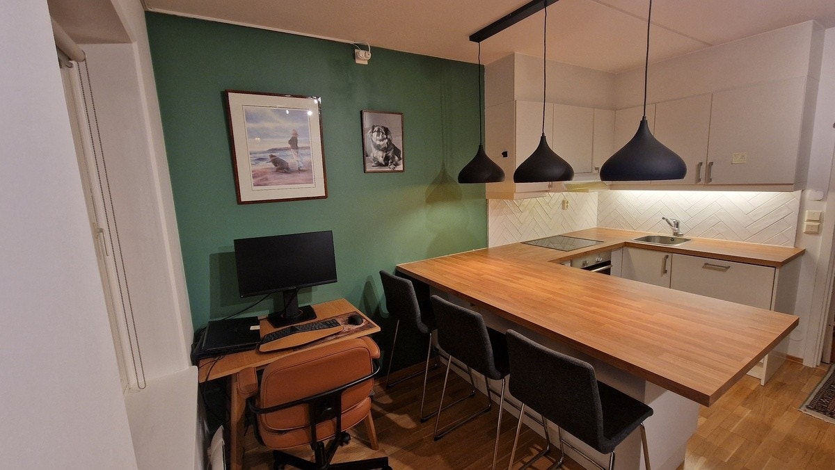 Hesteskoen fungerer også som stuebord for 4, og med plass til lite hjemmekontor i tillegg. Barstoler kan følge med gratis hvis ønskelig. Galleribilde