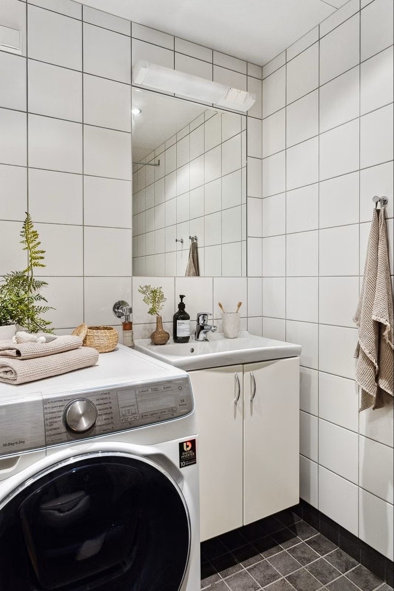 Det er plass og opplegg for vaskemaskin. Hvis du ønsker, så kan en vaskemaskin følge gratis med i leieforholdet. Galleribilde