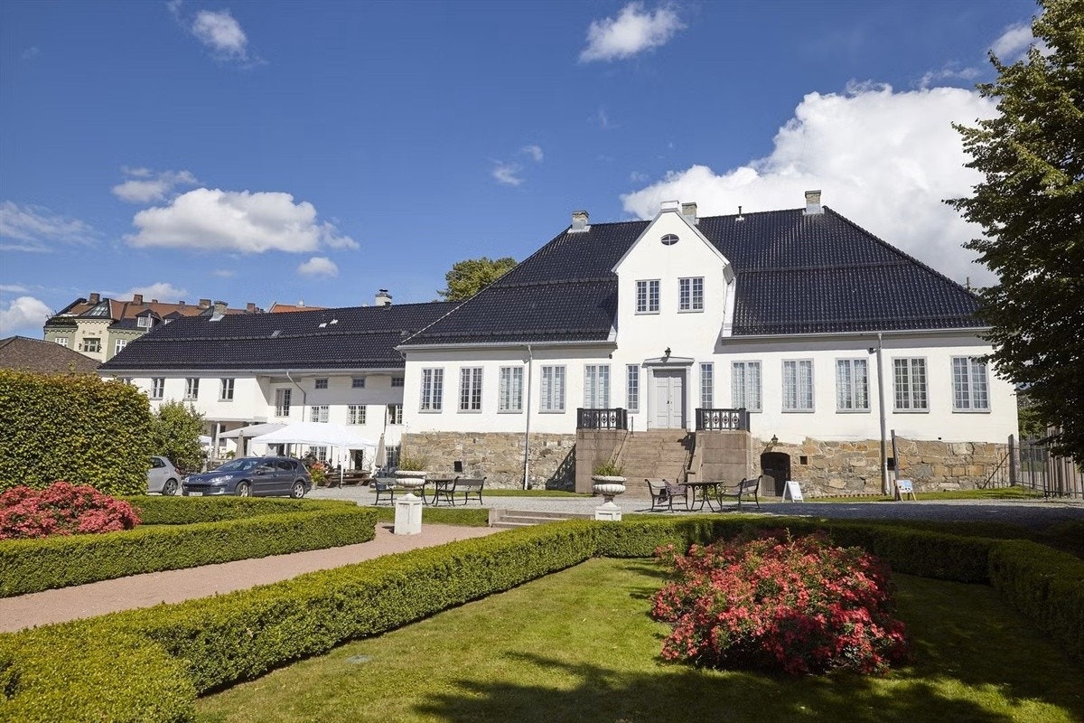 I den gamle Middelalderbyen ligger også ærverdige Ladegården, en staselig lystgård fra 1725 som er nyoppusset og har herlig uteservering. Galleribilde