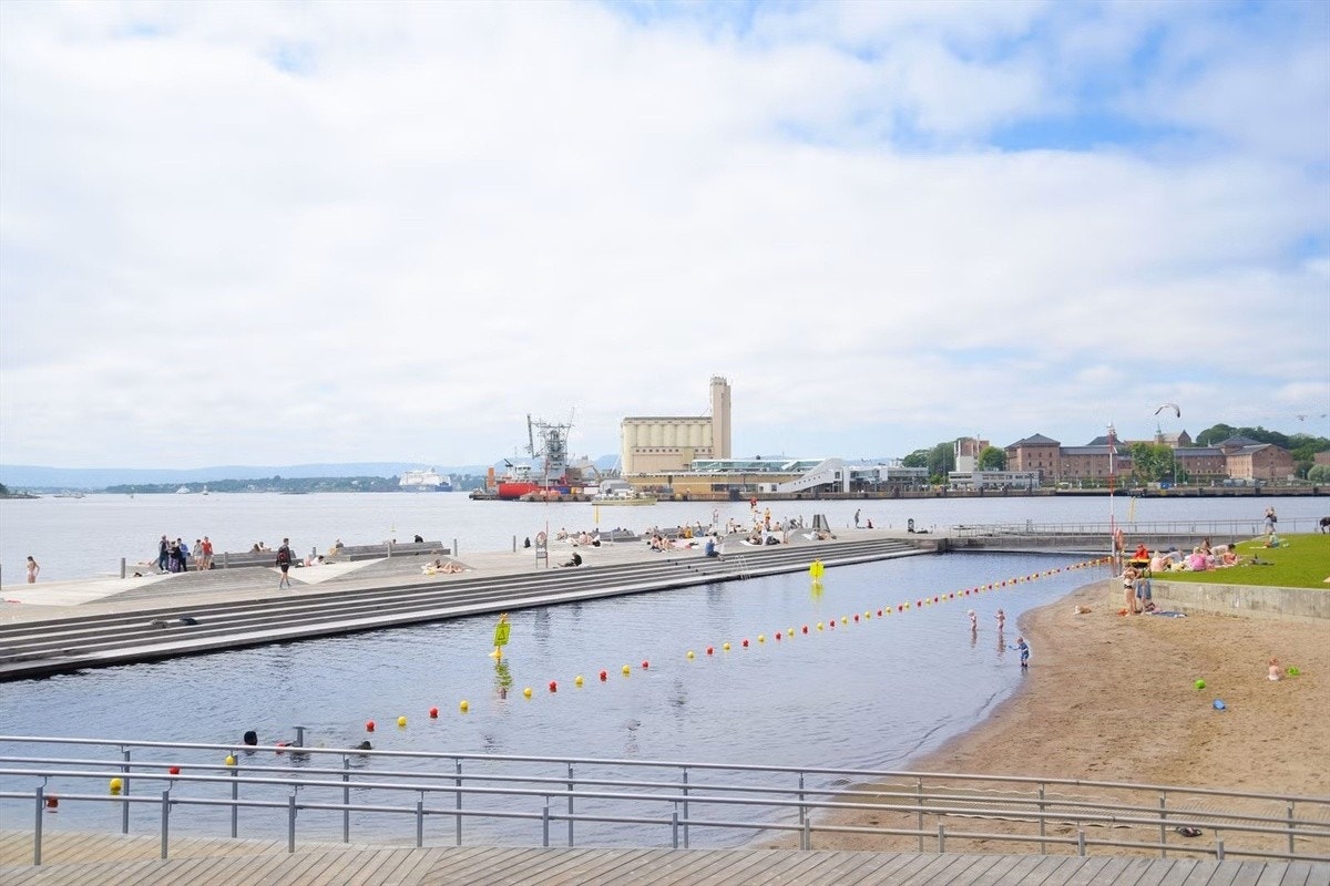 Sørenga og Operastranda inviterer til urbant strandliv med sjøbad og stor badebrygge, hvor du enkelt kan ta en dukkert på varme sommerdager. For ikke å glemme saunabesøk og kajakkpadling. Galleribilde