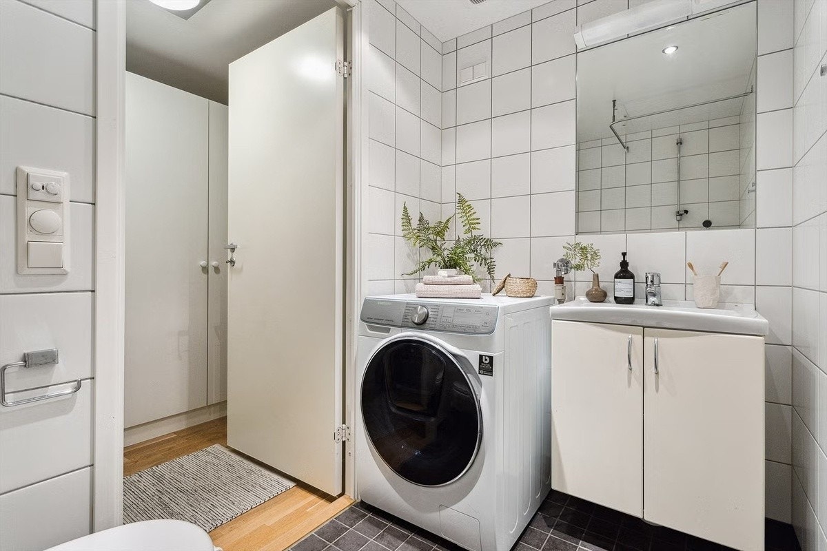 Prefabrikkert flislagt baderom fra 2008 med varmekabler i gulv og downlights med dimmer i himling. Galleribilde