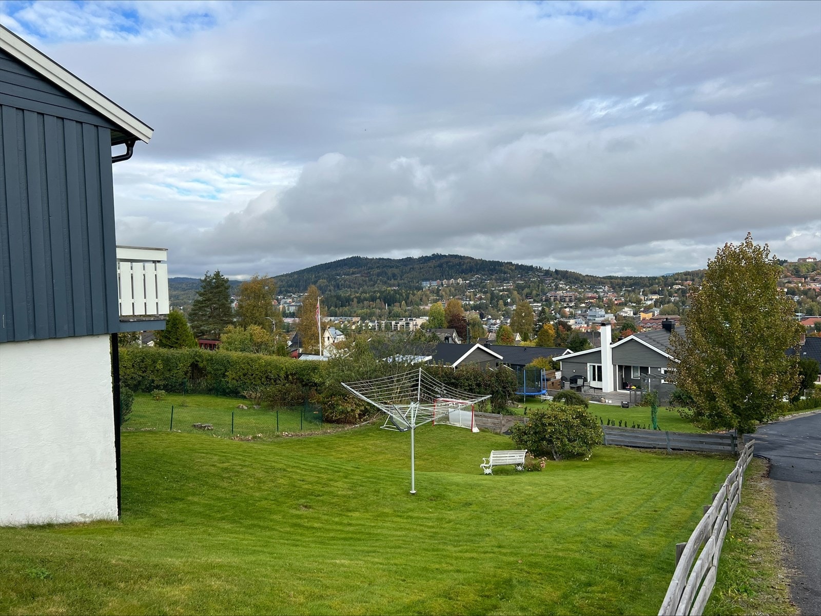 Flott utsikt mot byen og landskapet. Galleribilde
