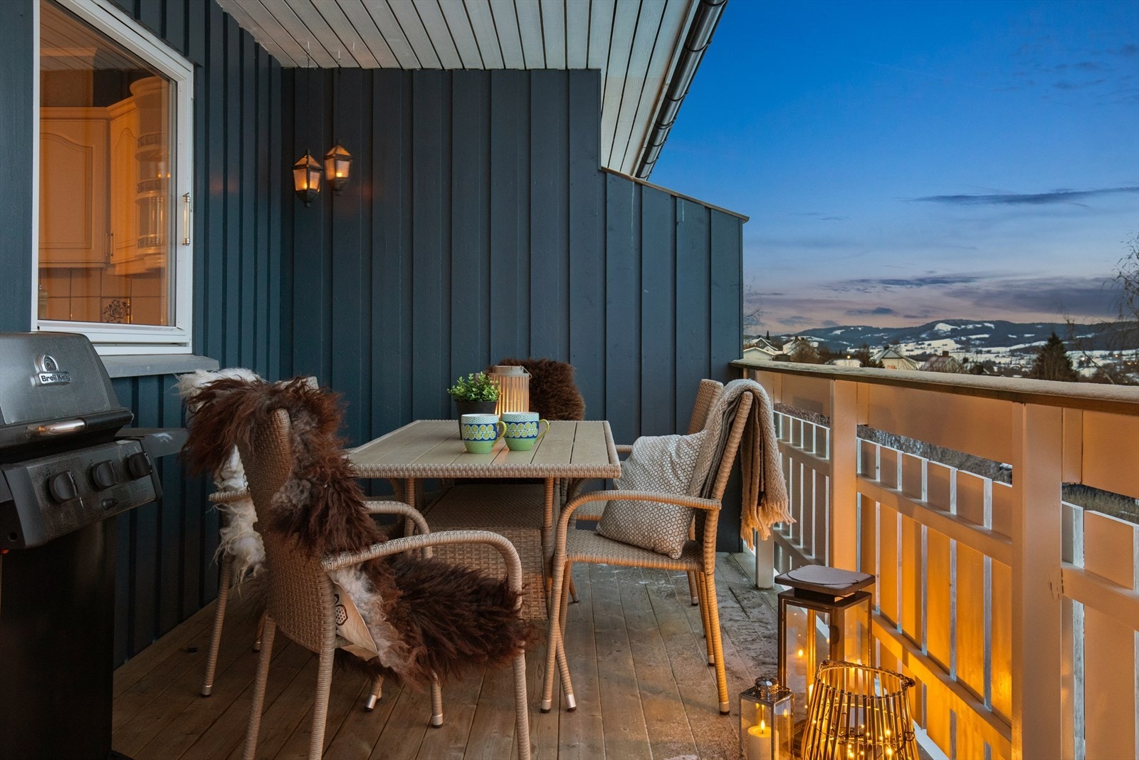 I blåtimen kan man kose seg på verandaen med litt varmt i koppen og samtidig nyte utsikten! Galleribilde