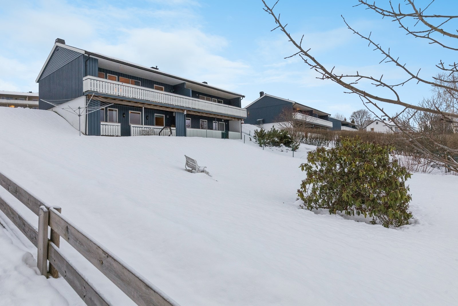 Boligen er over to etasjer og er beliggende i skrående terreng. Galleribilde