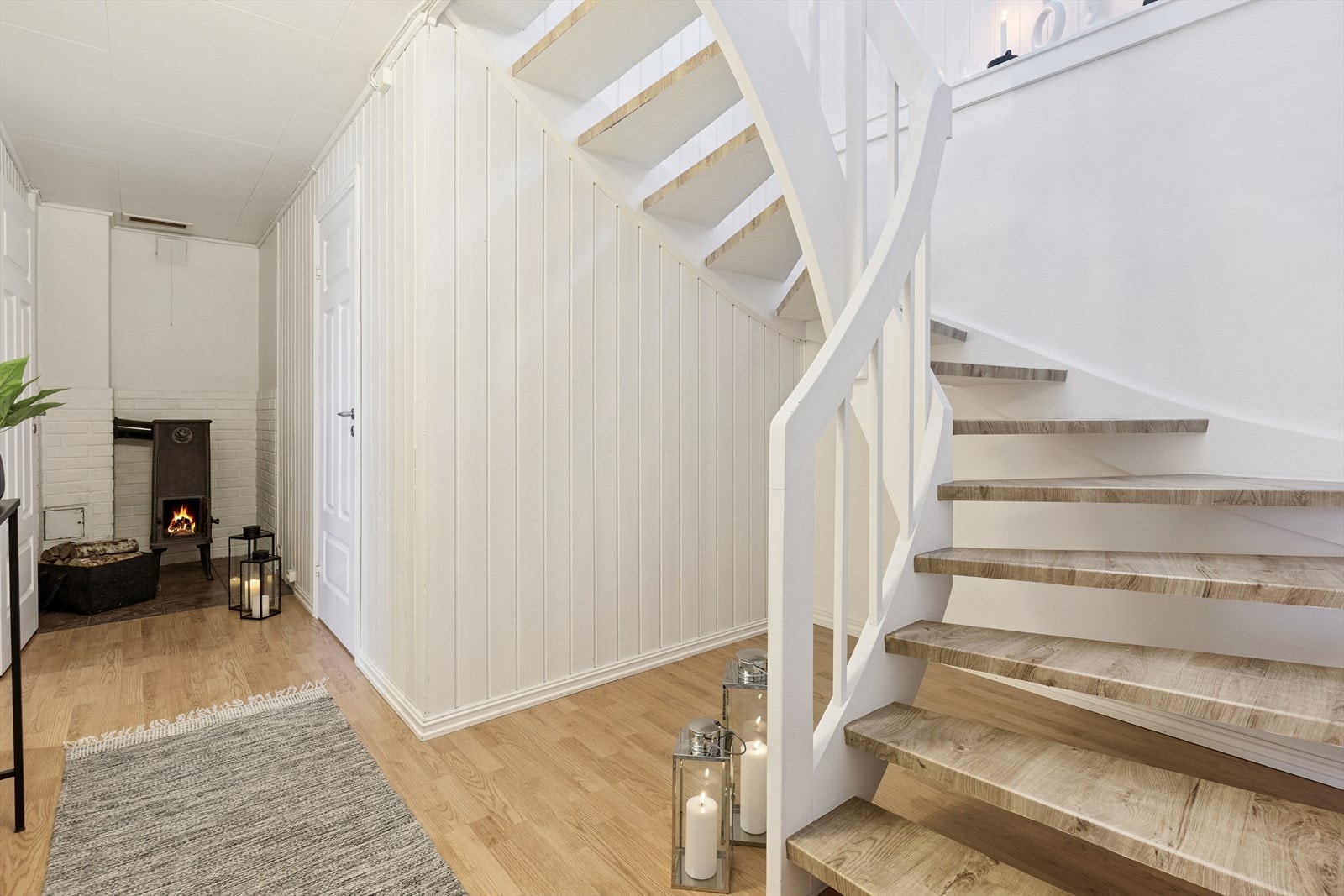 Trapp fra 1. etasje til underetasje hvor det er montert vedovn i gangen. Galleribilde