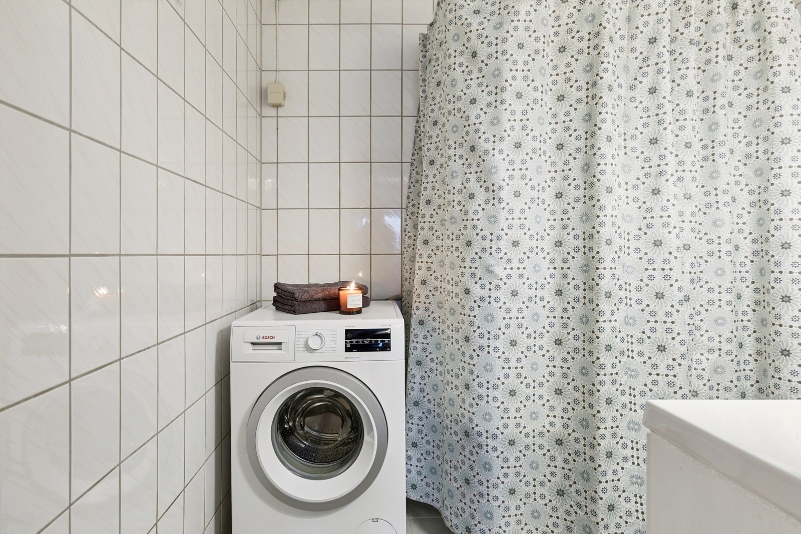 Det er opplegg for vaskemaskin på badet. Galleribilde