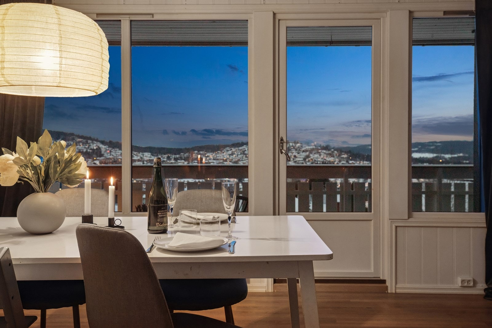 Når mørket senker seg kan man nyte en god middag og utsikten. Galleribilde