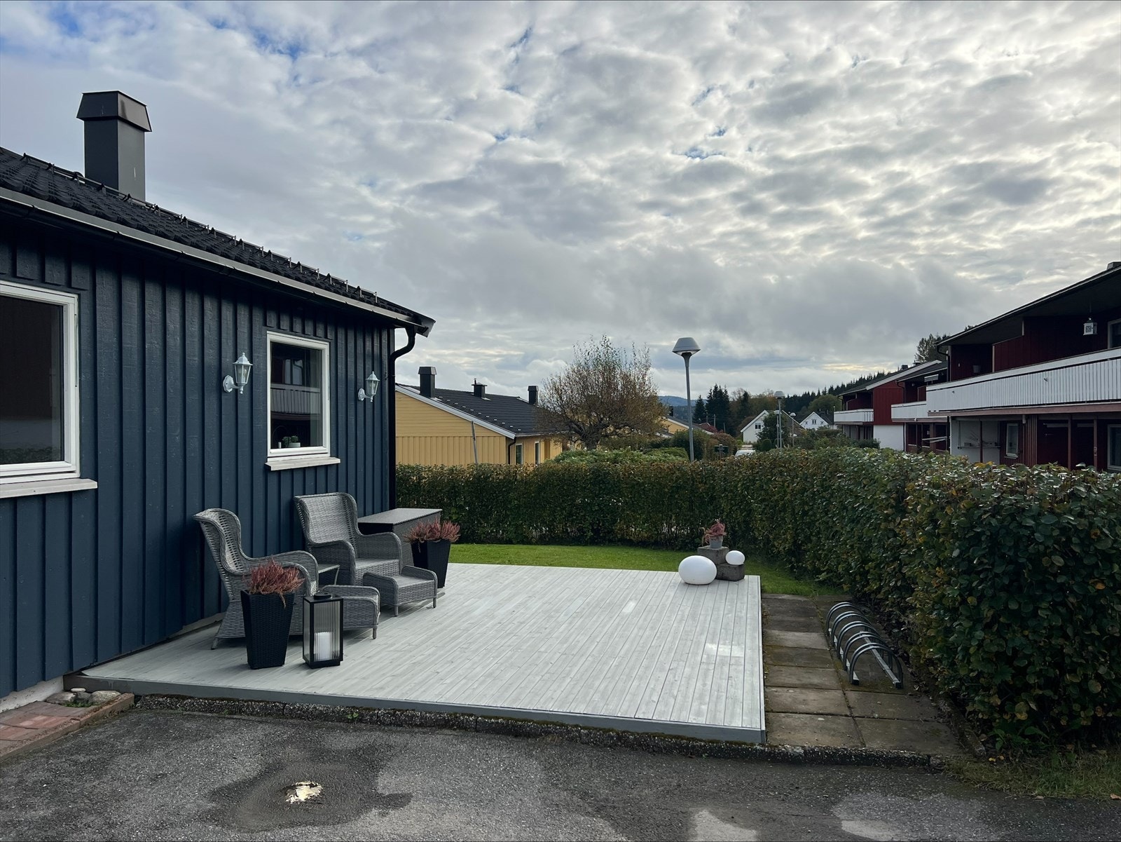 Koselig uteplass i forbindelse med inngangsparti. Galleribilde