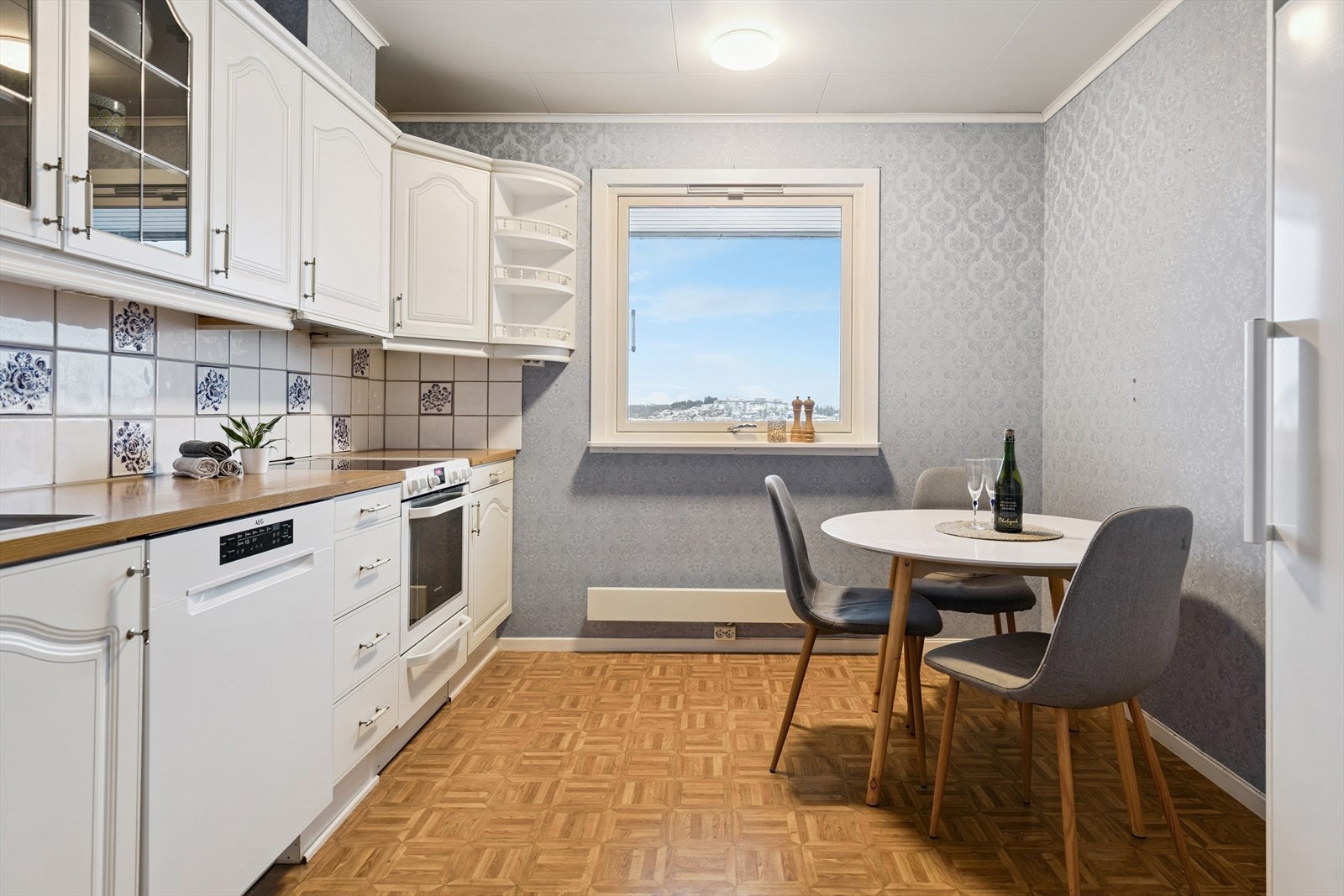 Det er mulighet for spiseplass på kjøkkenet. Galleribilde