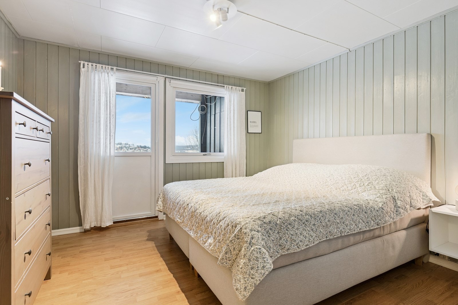 Hovedsoverom med god plass til dobbelseng og utgang til luftebalkong. Galleribilde