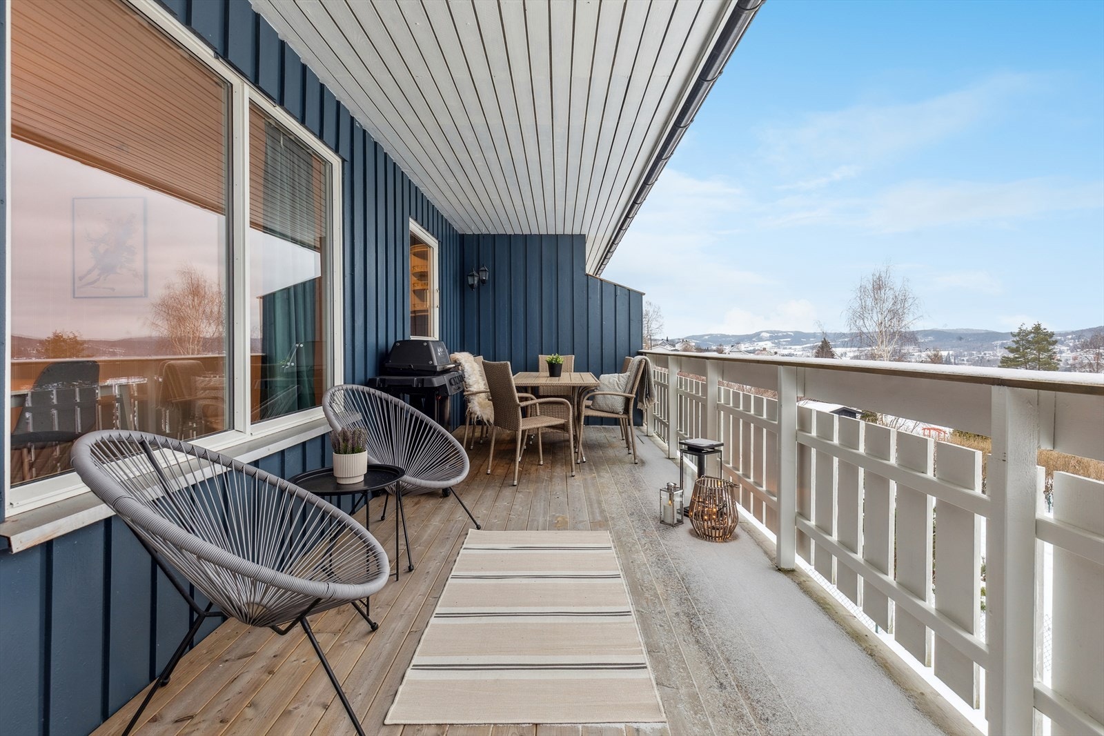 Overbygd veranda med gode utemuligheter sommer som vinter. Galleribilde