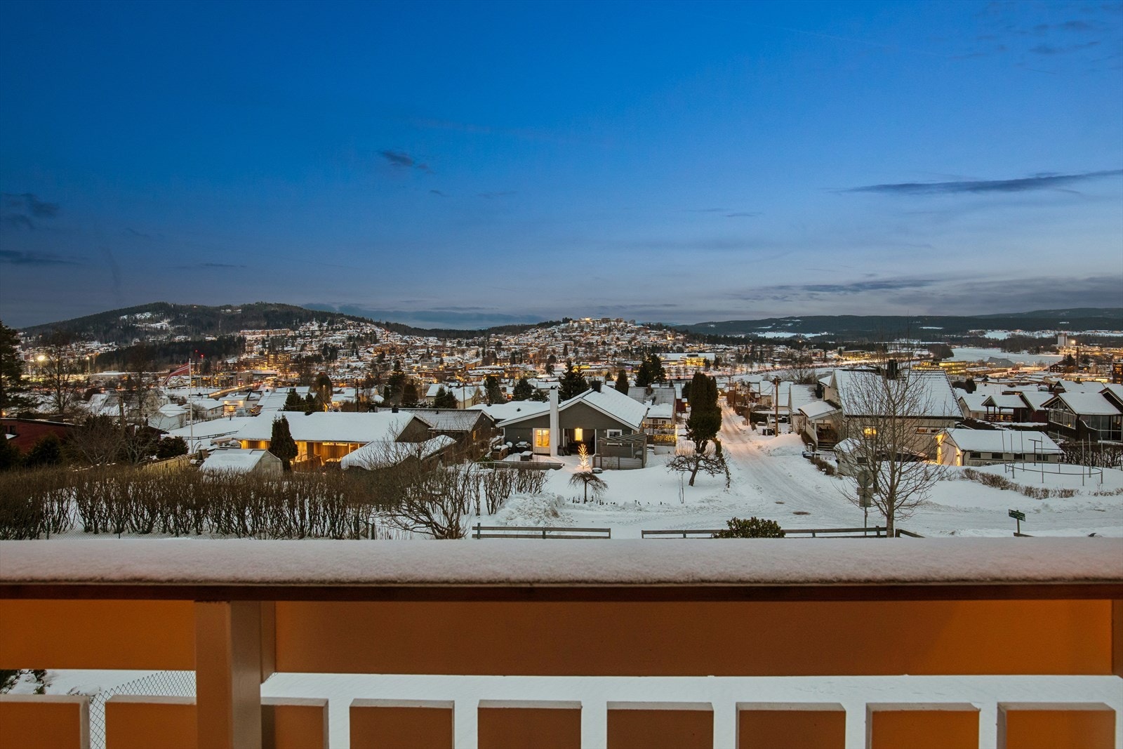 Flott utsikt utover byen og landskapet! Galleribilde