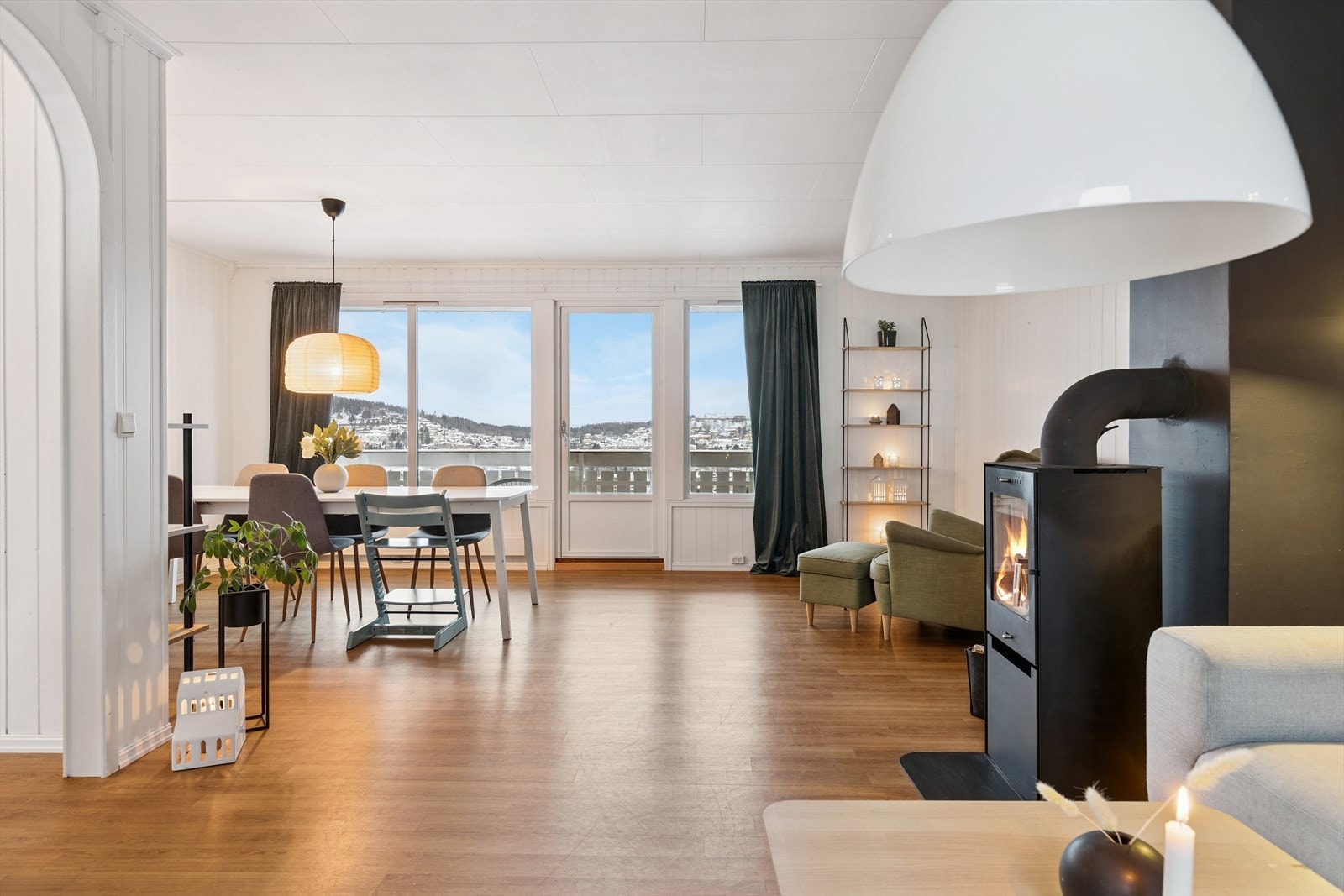 Lys og trivelig spisestue/stue med utgang til veranda. Galleribilde