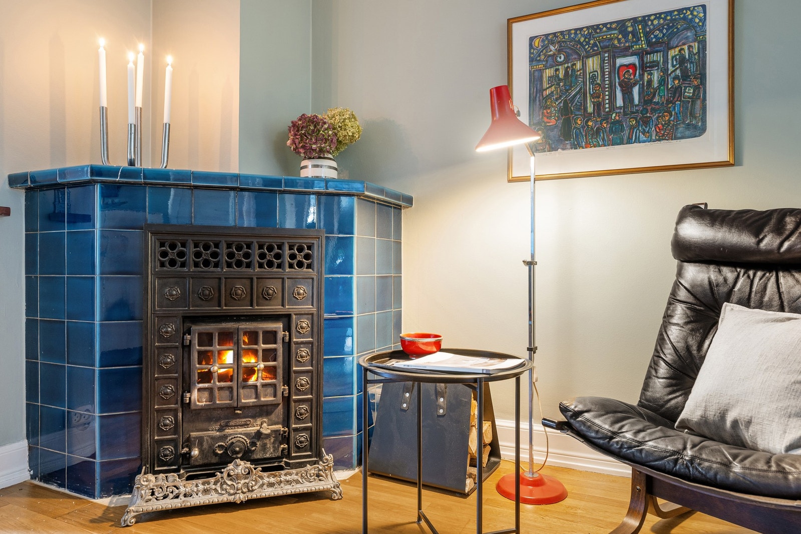 Original vedkamin som varmer på kalde kvelder- og stemningsfullt å høre knitringen i bakgrunn når man koser deg med en bok Galleribilde