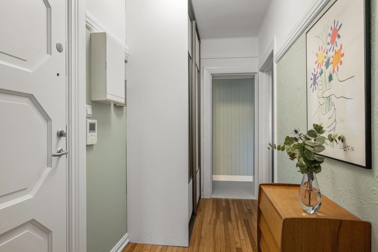 Gangen med stor skyvedørsgarderobe Galleribilde