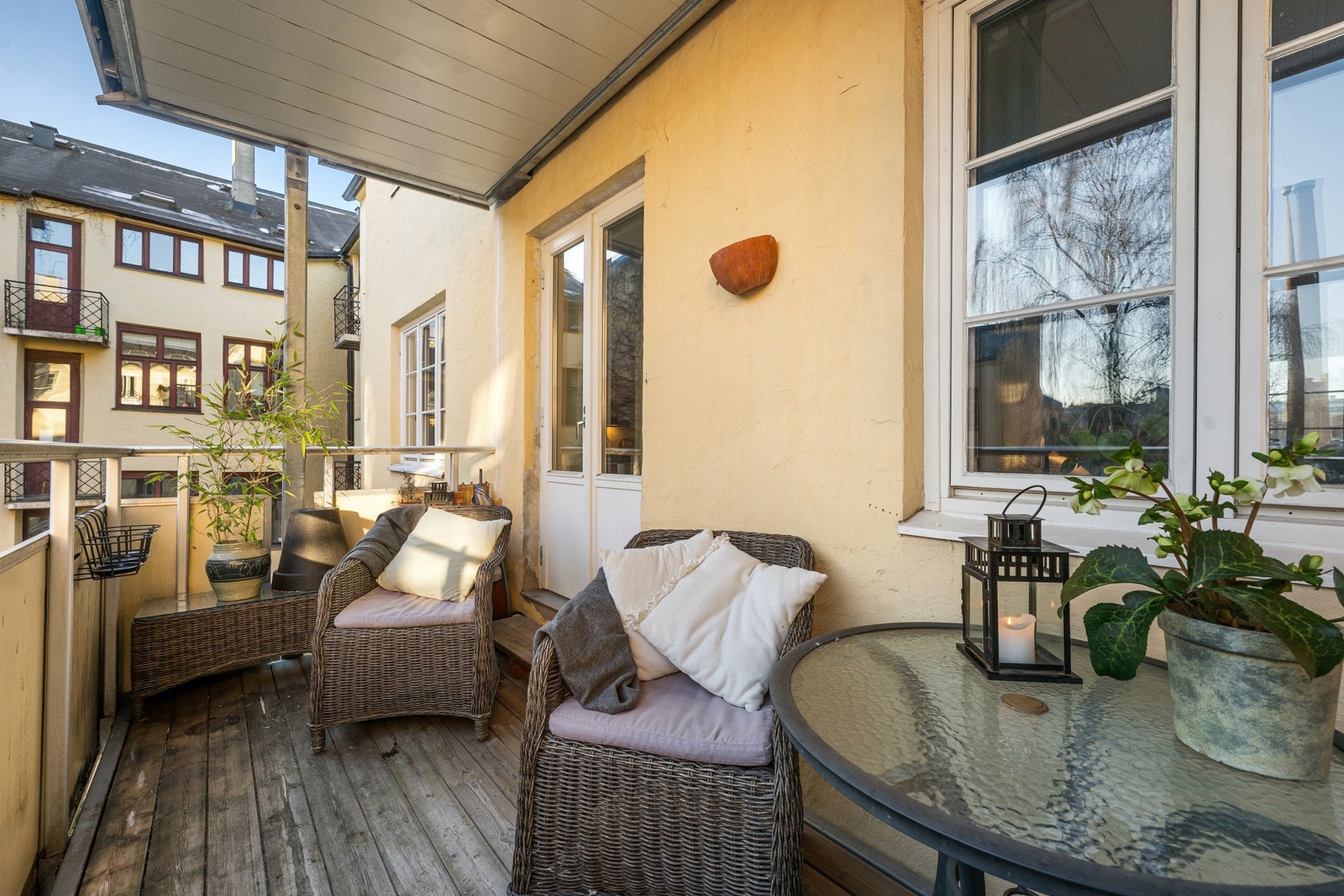 Balkongen er vendt mot bakgård med utsikt over den idyllisk bakhagen Galleribilde