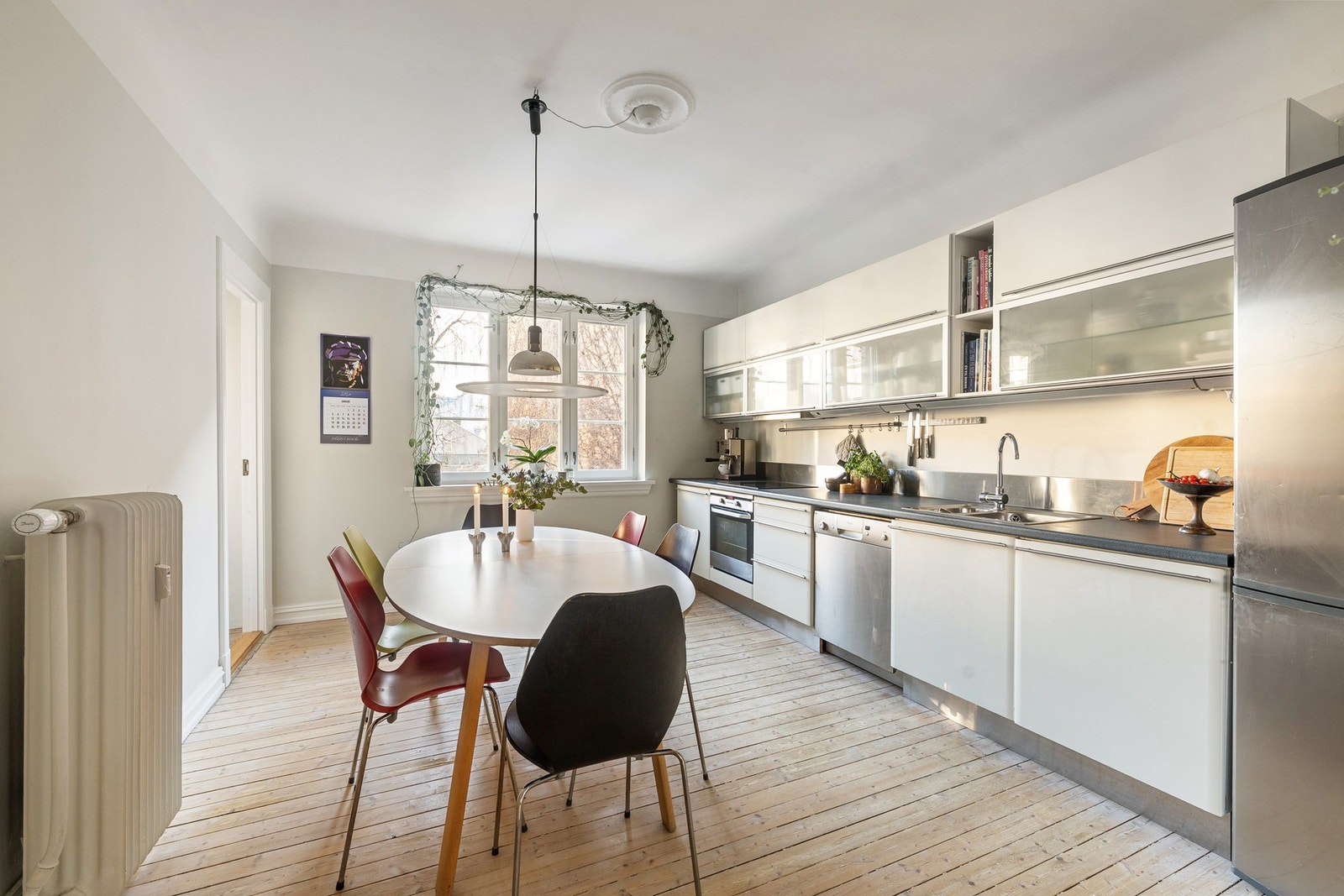 Romslig spisekjøkken med rikelig med skap og benkeplass. Galleribilde