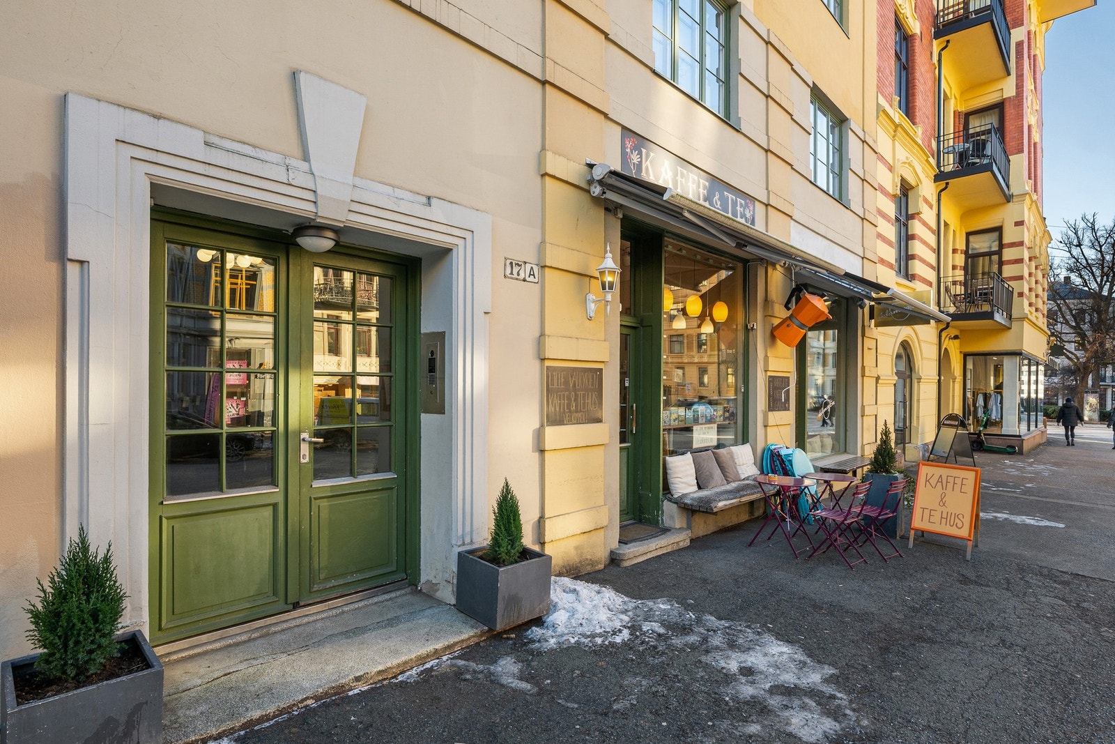 Koselig inngangsparti og nærmeste nabo til Lille Valkyrien Kaffe og Tehus Galleribilde