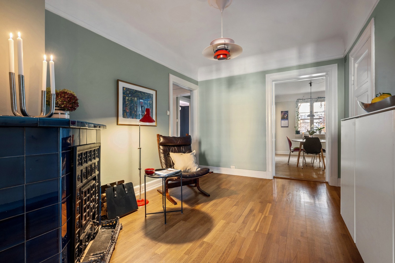 Forstuen spesielt for denne tidsepoken, perfekt som bibliotek eller spisestue Galleribilde