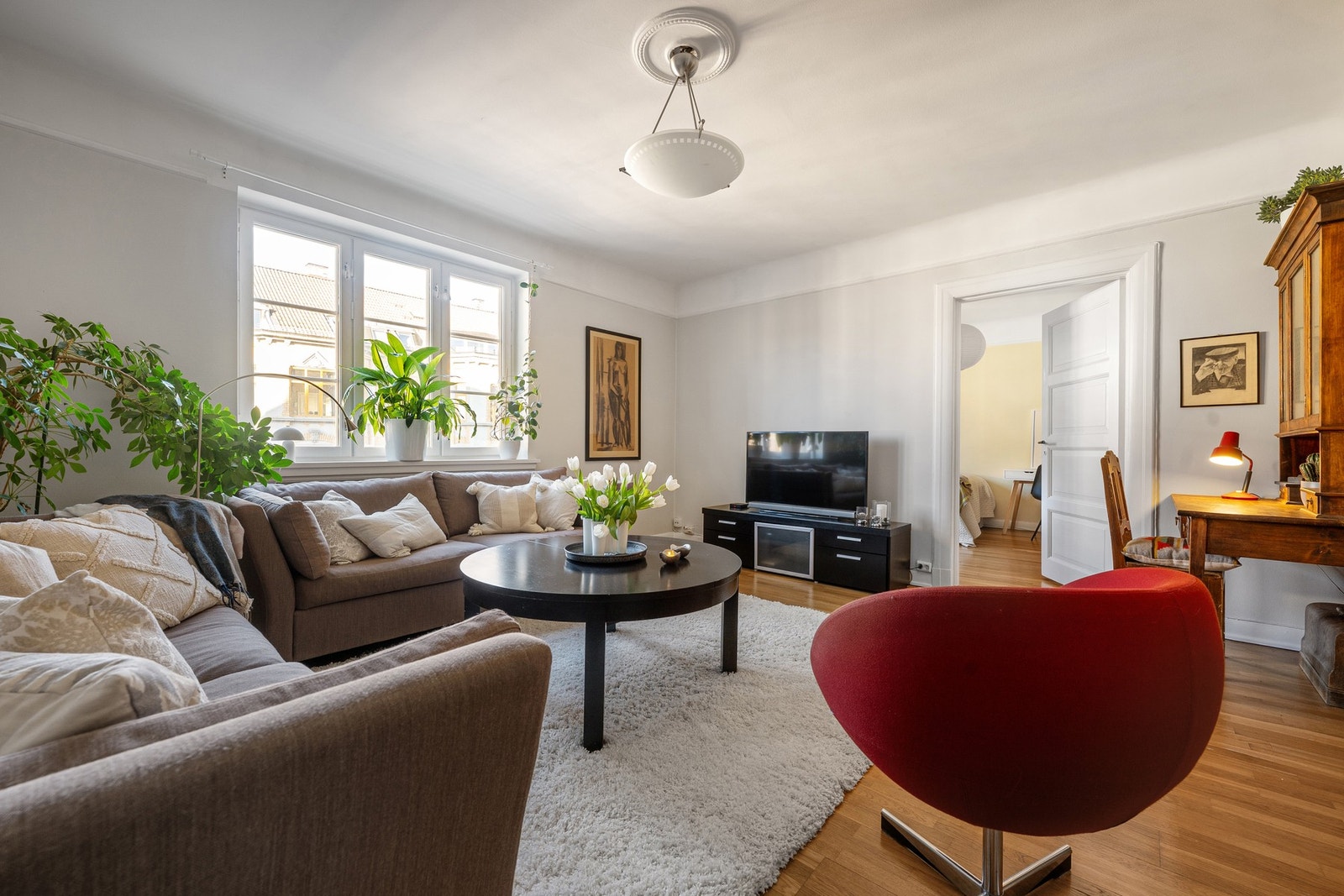 Videre inn til en romslig stue med god plass til ønsket møblering Galleribilde