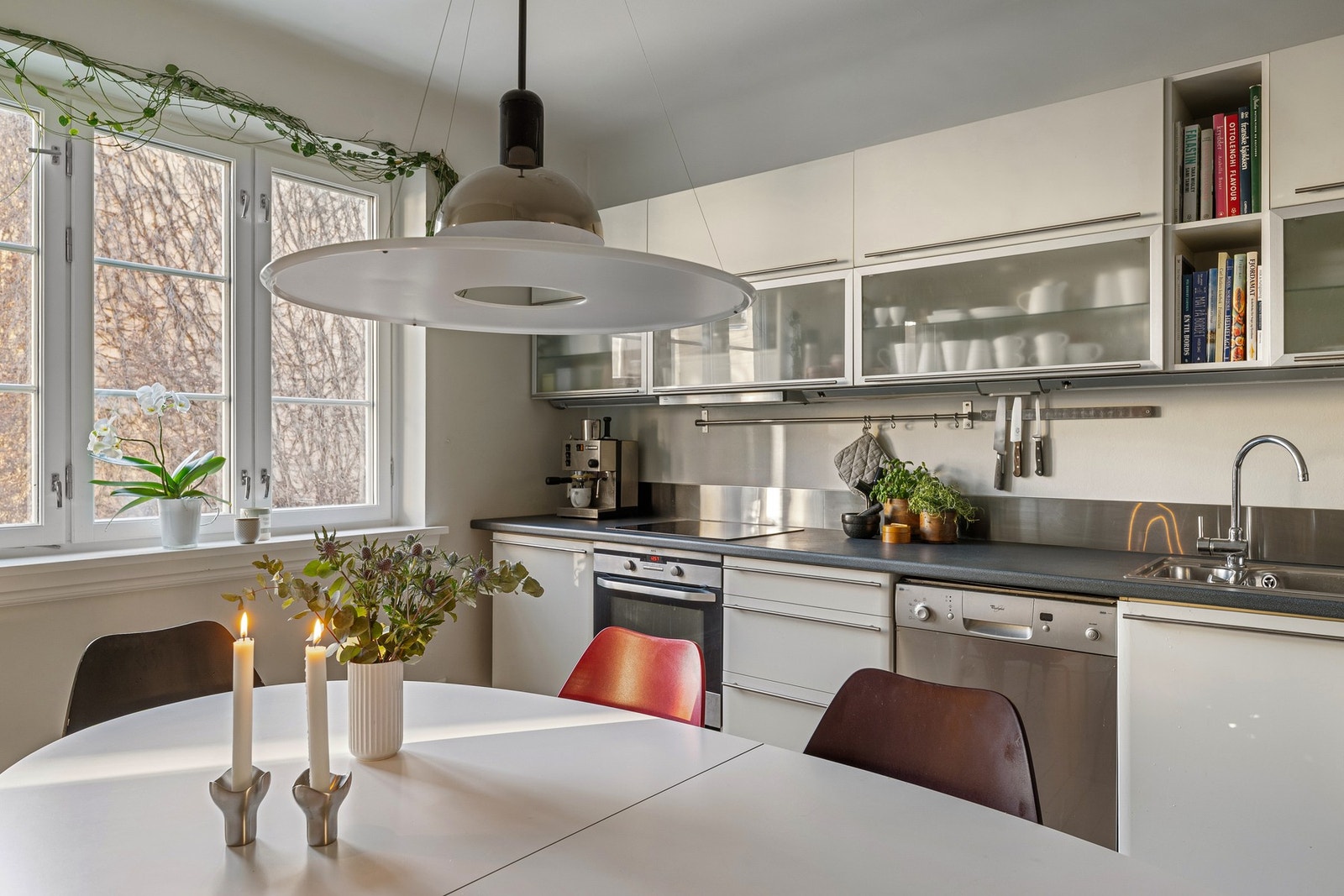 Kjøkkenet var nytt i 2006 og er utstyrt med integrert stekeovn og platetopp. Frittstående oppvaskmaskin og kjøl/frys medfølger også leilighten. Galleribilde