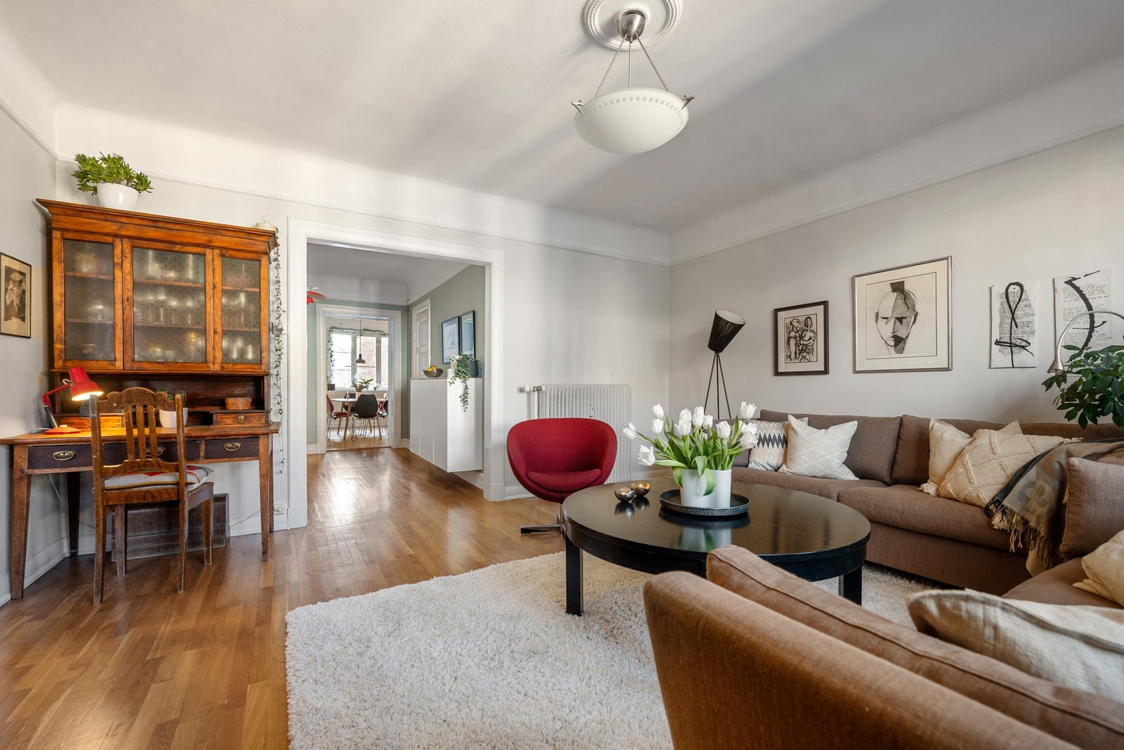 Igjen med naturlig lys fra begge sider av leiligheten. Galleribilde