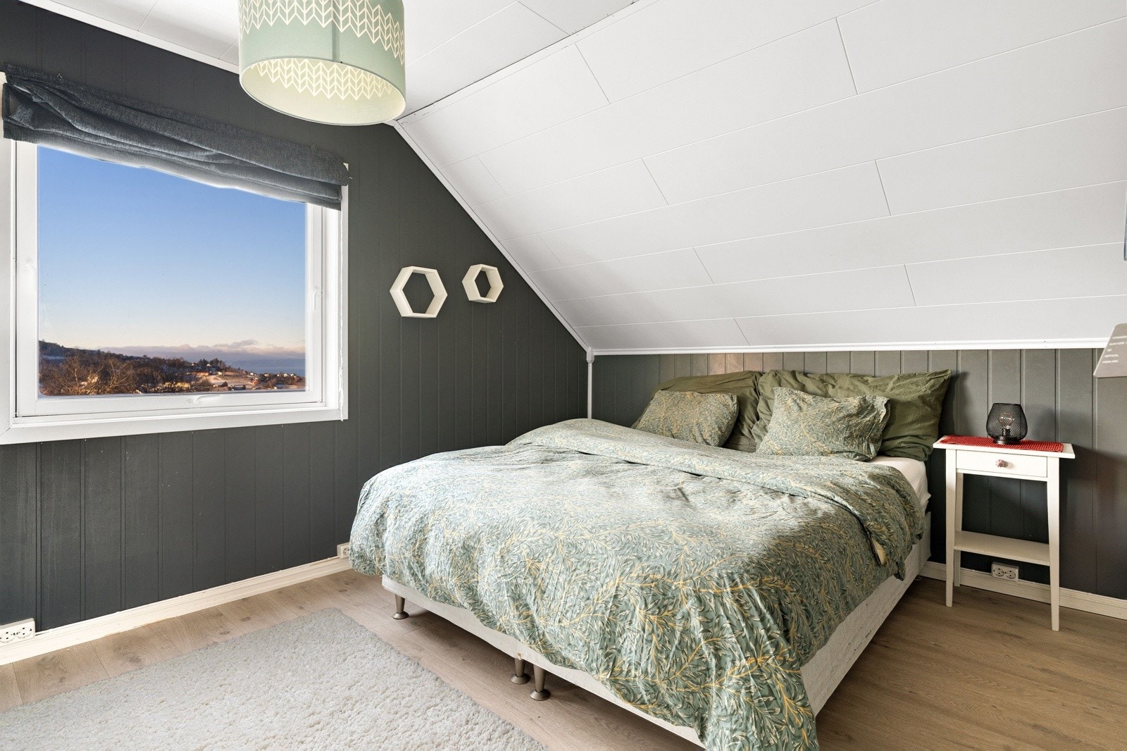 Hovedsoverommet på 11,5 kvm har god plass til dobbeltseng og ønsket garderobeløsning. Galleribilde