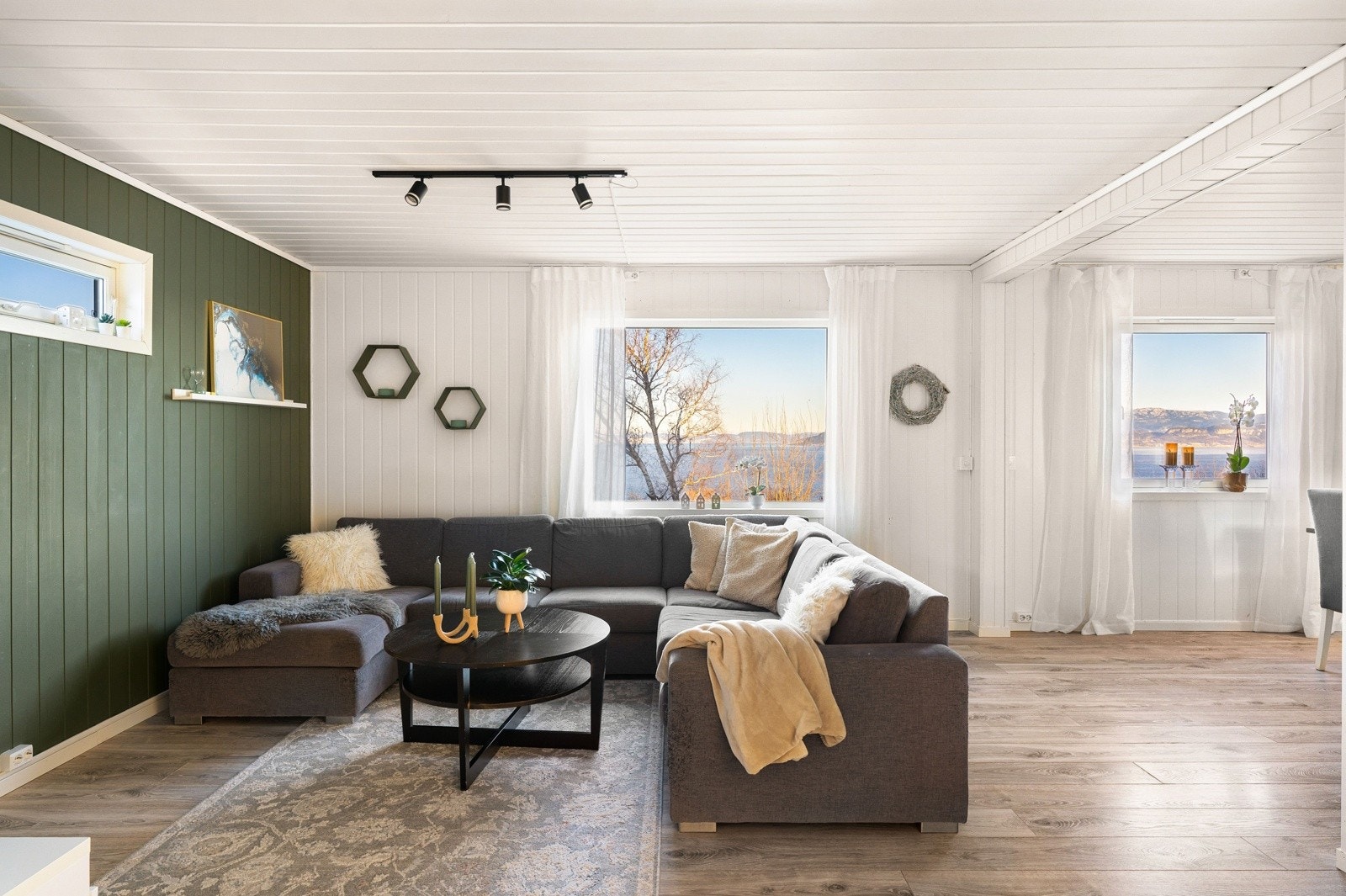 I første etasje finner man en romslig stue og spisestue på totalt 30 kvm. Galleribilde