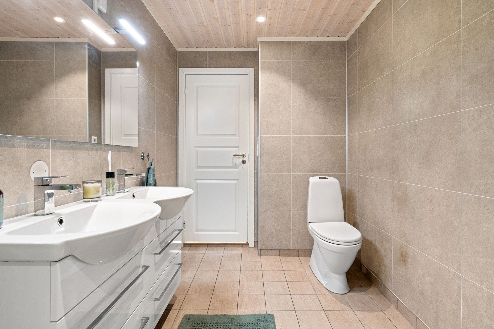 Badet i første etasje fra 2016 måler 13 kvm og fremstår som svært pent. Galleribilde