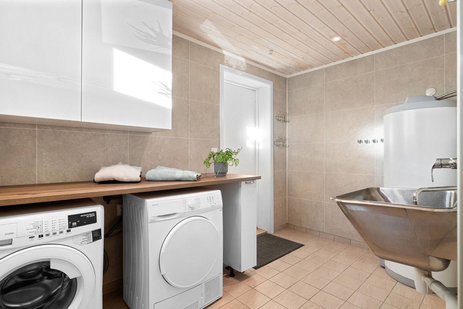 På den andre siden av badet har man opplegg for vaskemaskin og tørketrommel samt egen utgang. Galleribilde