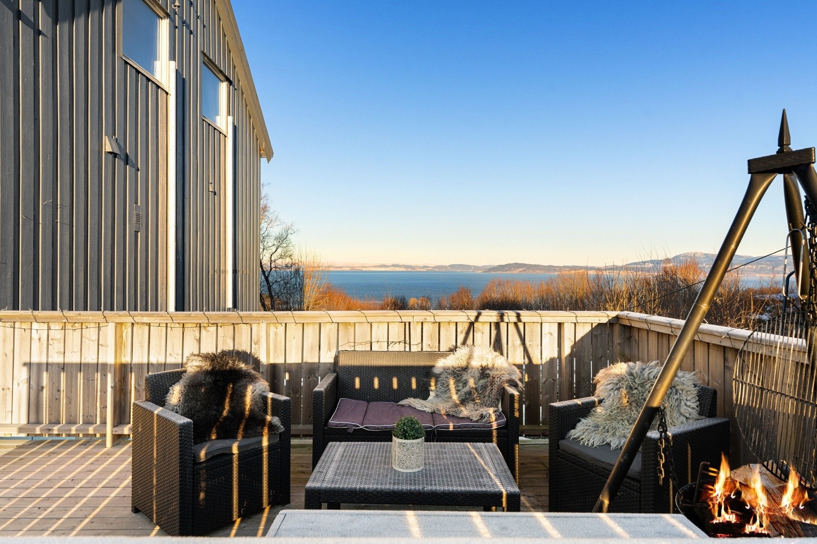 Sørøstvendt terrasse på 28 kvm med plass til alt av ønsket utemøblement. Galleribilde