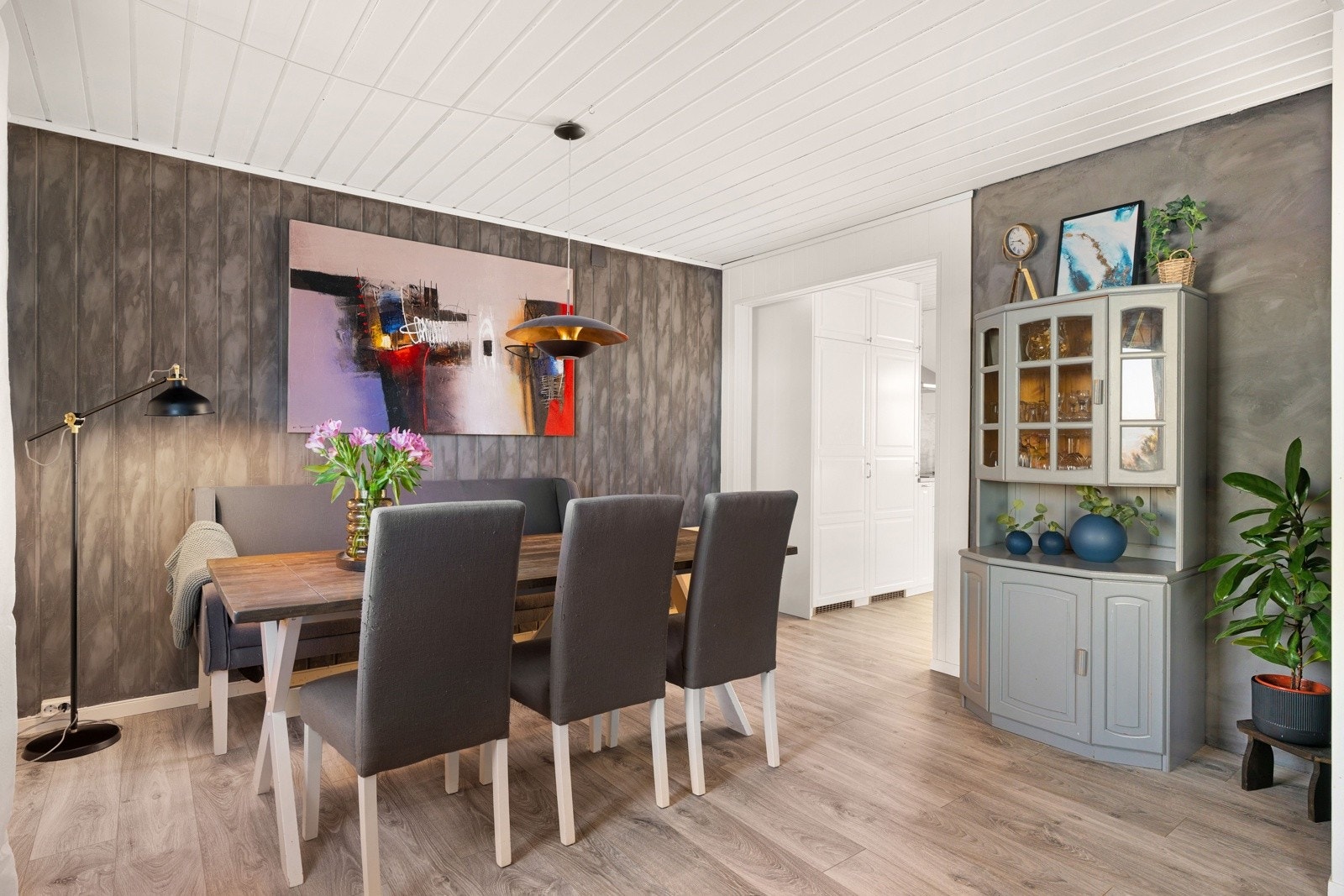 Spisestuen kan enkelt møbleres for å romme 8-10 middagsgjester. Galleribilde