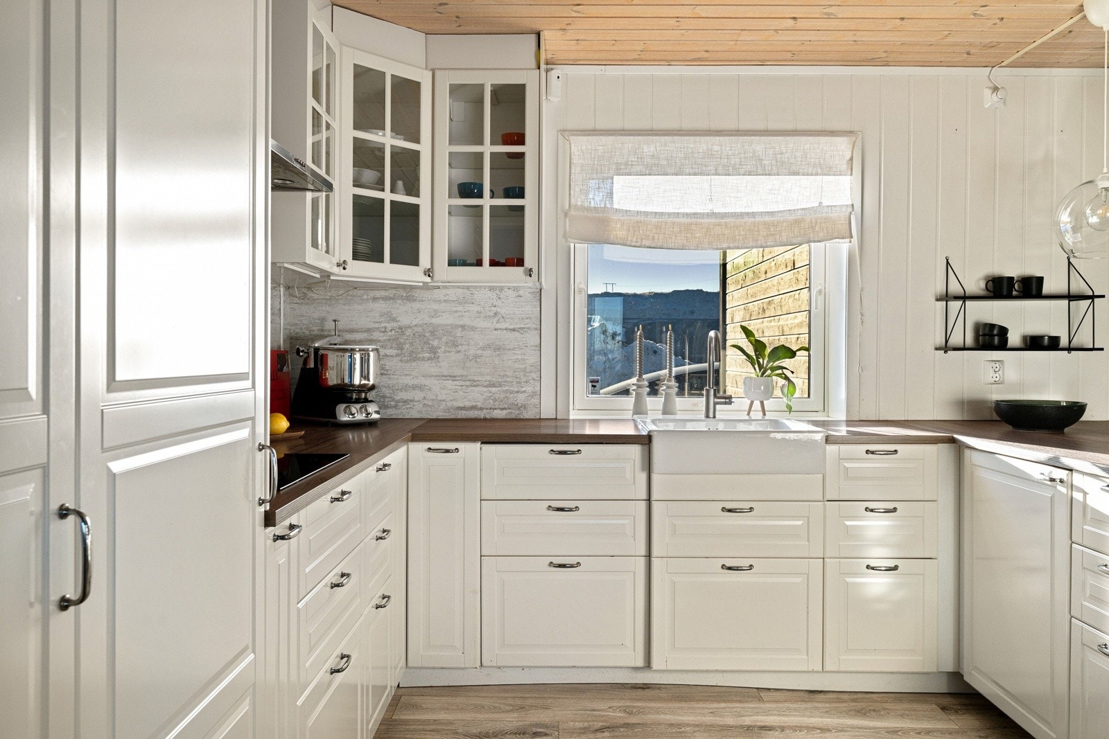 Kjøkkenet har svært god oppbevaringsplass og integrerte hvitevarer som medfølger i handelen. Galleribilde