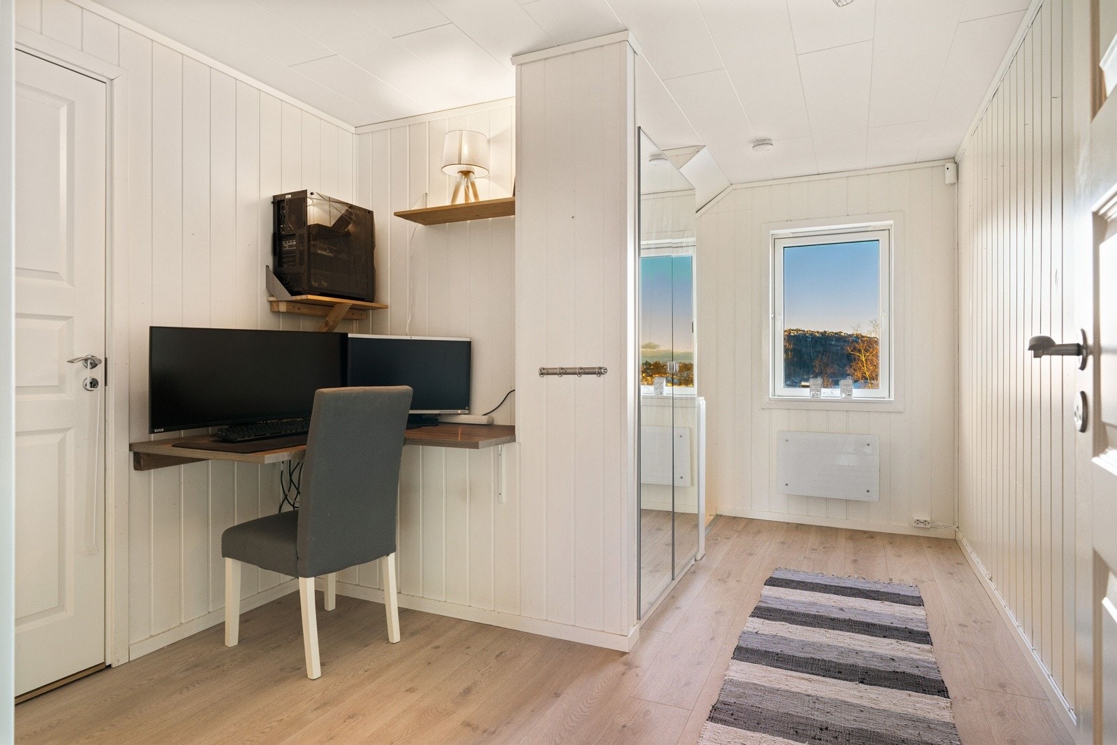 I andre etasje har man en gang på 10 kvm med god lagringsplass. Galleribilde