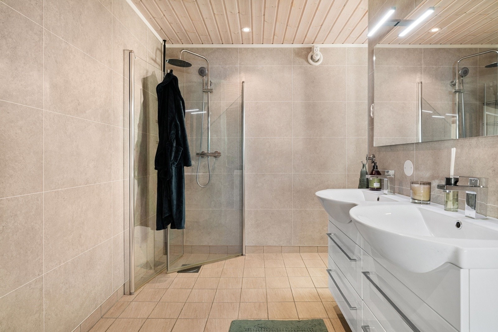 Badet ligger i et tilbygg. Det finnes ingen tegninger eller søknader på tilbygget. Galleribilde