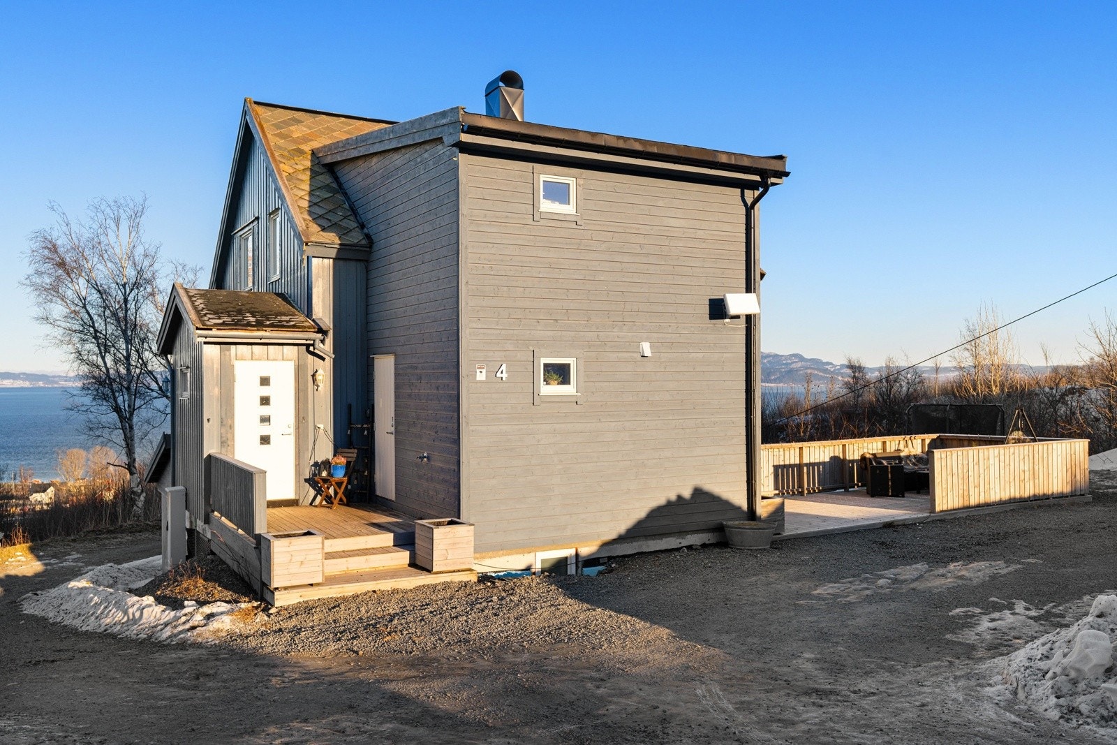 Eiendommen har fine uteområder med sol hele dagen. Galleribilde