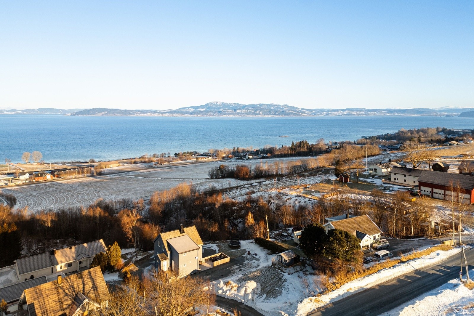 Det er etablert utleiedel i sokkeletasjen med egen inngang som kan gi en fin skattefri ekstrainntekt. Det må åpnes opp til trappeløp for å oppfylle godkjenning som er gitt. Galleribilde